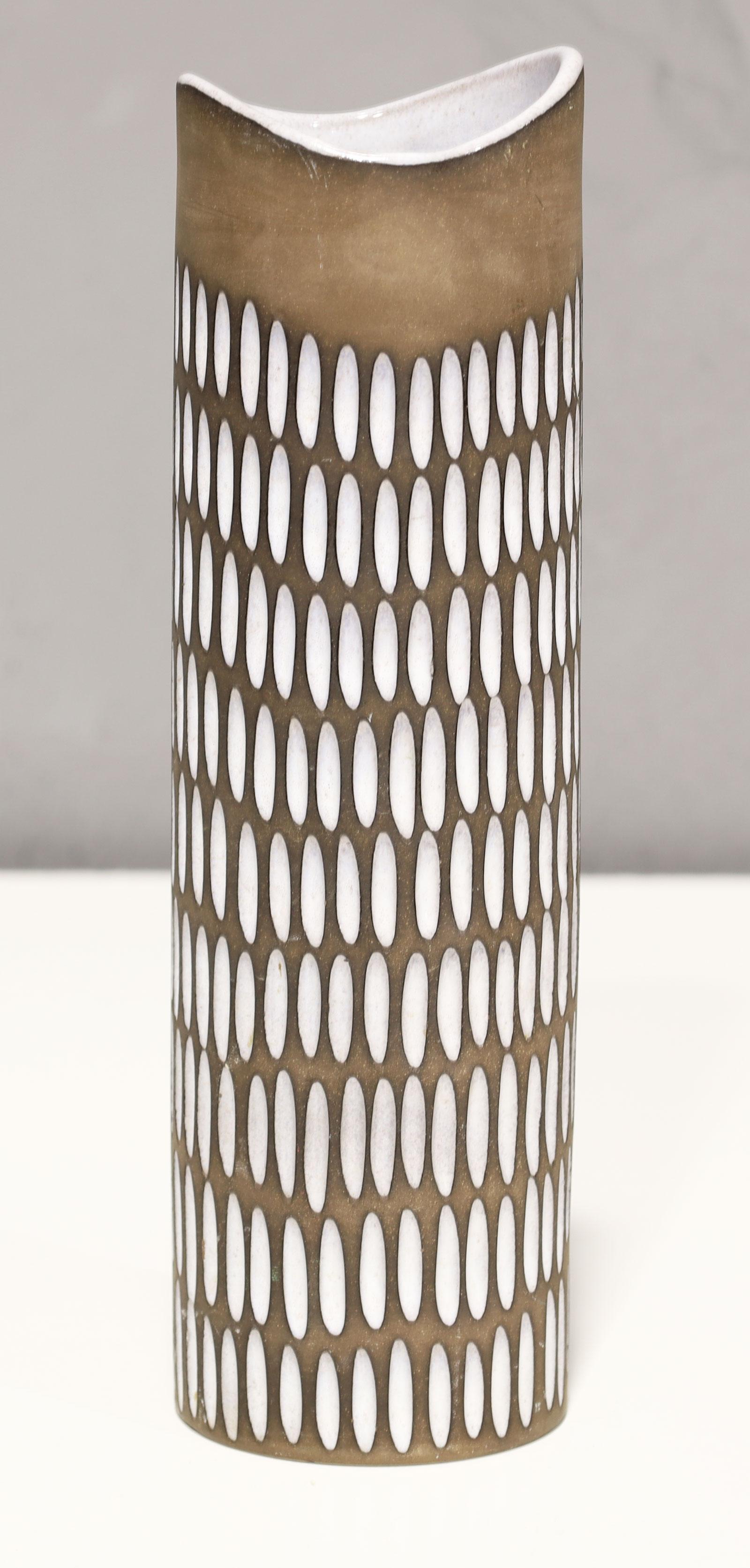 Magnifique vase d'Ingrid Atterberg. Rassemblez-en un groupe pour obtenir un impact important. Voir l'autre que nous avons listé.