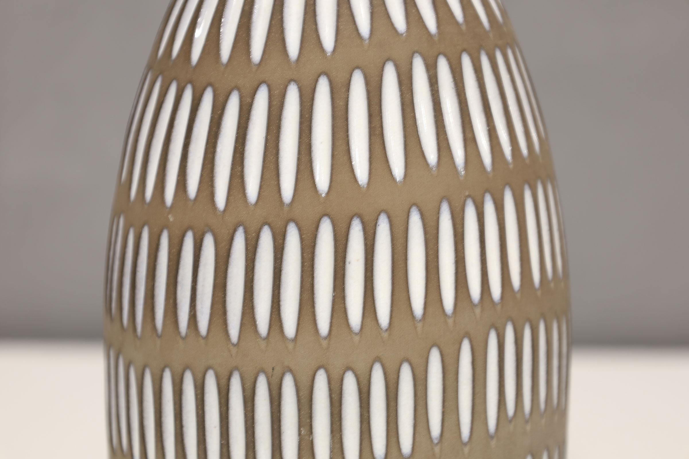 Suédois Vase en céramique Ingrid Atterberg Modèle Negro Produit par Upsala Ekeby en Suède en vente