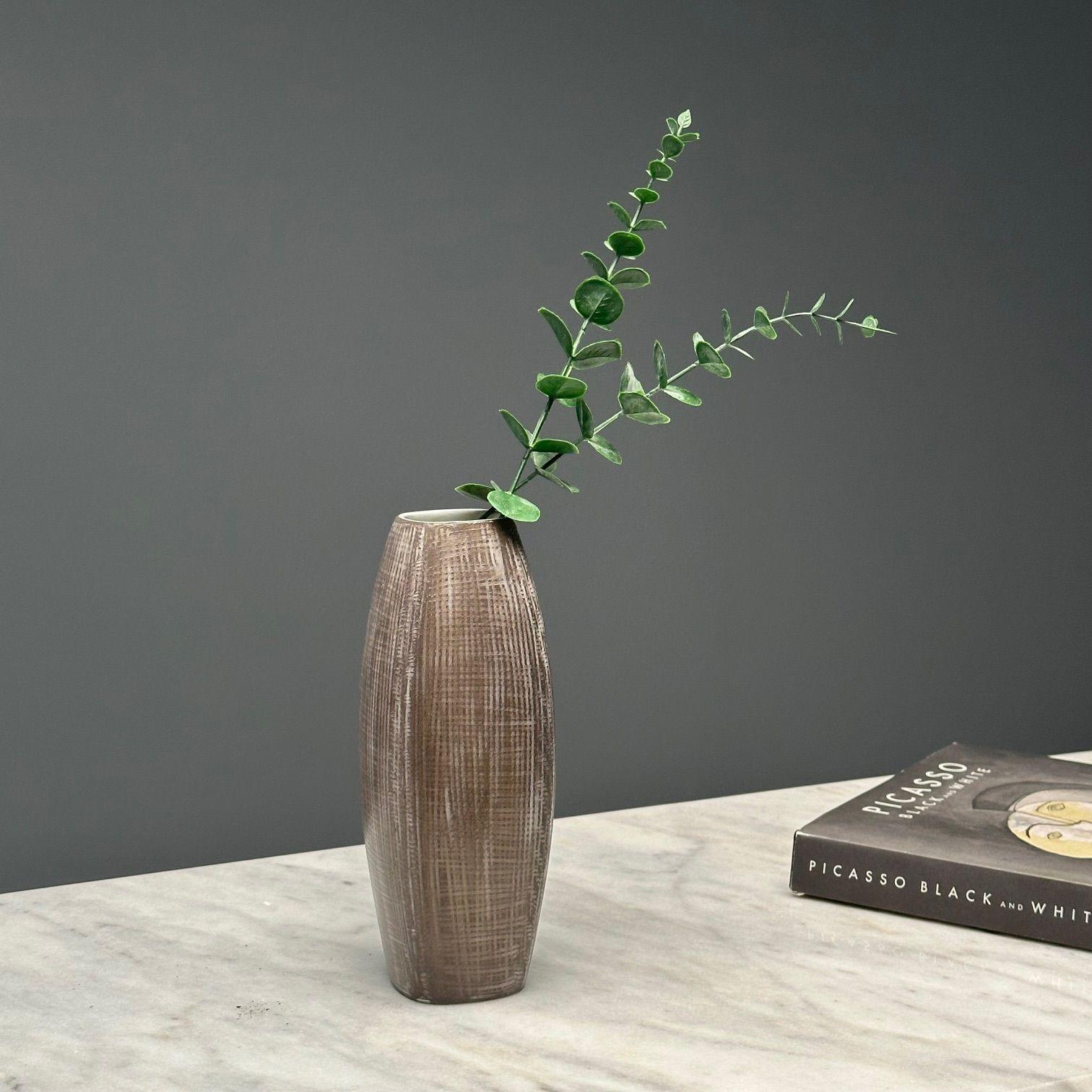 Ingrid Atterberg, Ekeby, Vaso svedese di metà secolo moderno, marrone, gres, anni '60

Vaso o recipiente in ceramica moderna svedese disegnato da Ingrid Atterberg (1920-2008) per Ekeby in Svezia nella seconda metà del XX secolo. Questo esemplare è