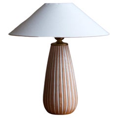 Ingrid Atterberg:: Lampe de table cannelée:: céramique:: laiton:: Suède:: Upsala Ekeby:: 1950s