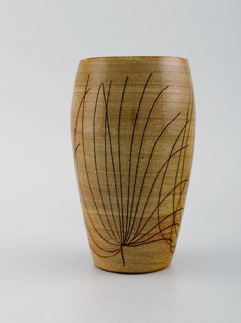 Ingrid Atterberg for Uppsala Ekeby. Papyrus vase in glazed stoneware, mid-20th century.
In very good condition.
Measures: 15 x 9.5 cm.
Stamped.