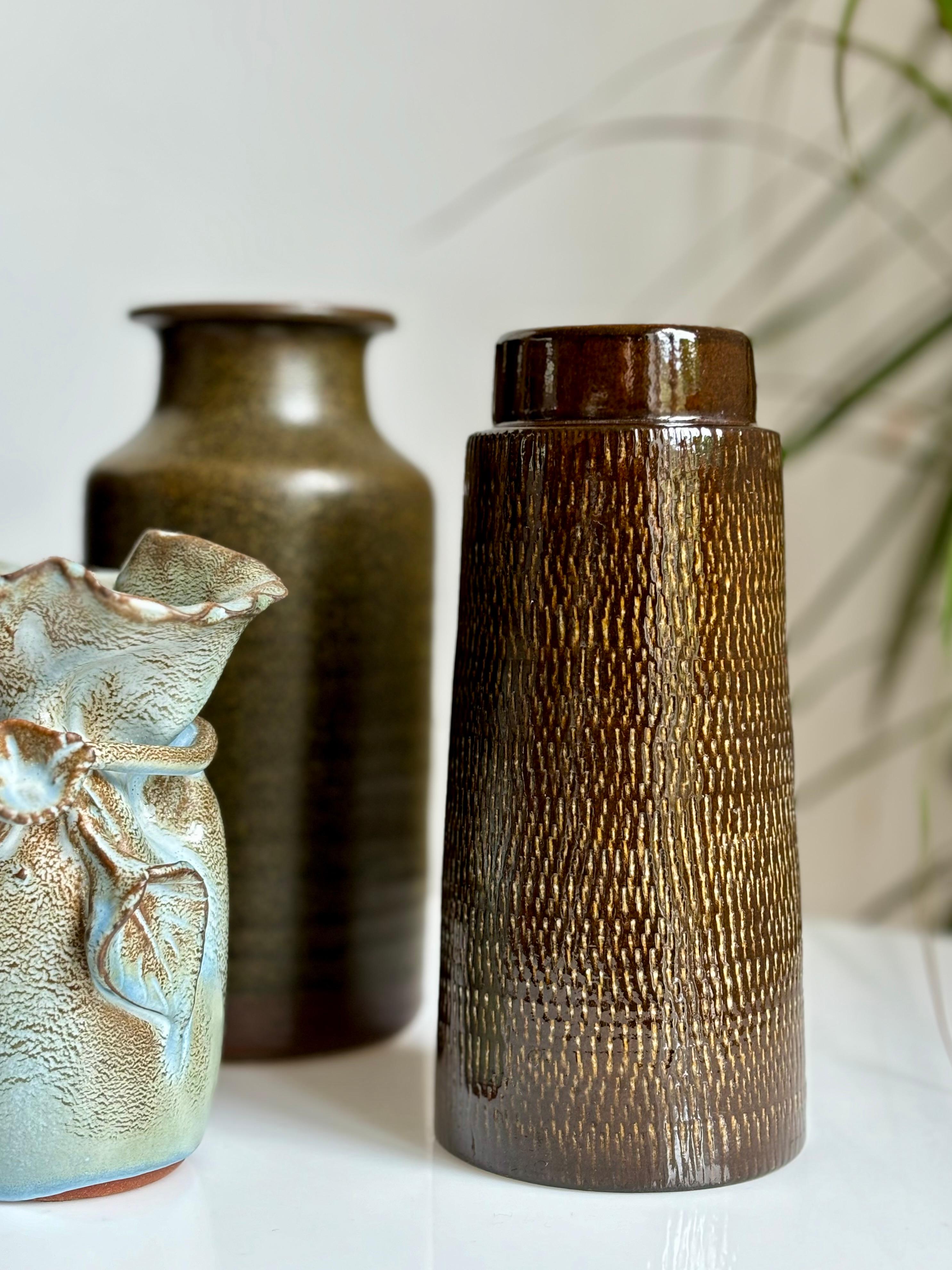 Vaso scandinavo di metà secolo realizzato a mano dall'artista svedese Ingrid Atterberg per Upsala Ekeby negli anni Cinquanta. Motivo inciso a mano con smalto marrone caldo e lucido. Timbrato e firmato sotto la base. Bellissime condizioni vintage.