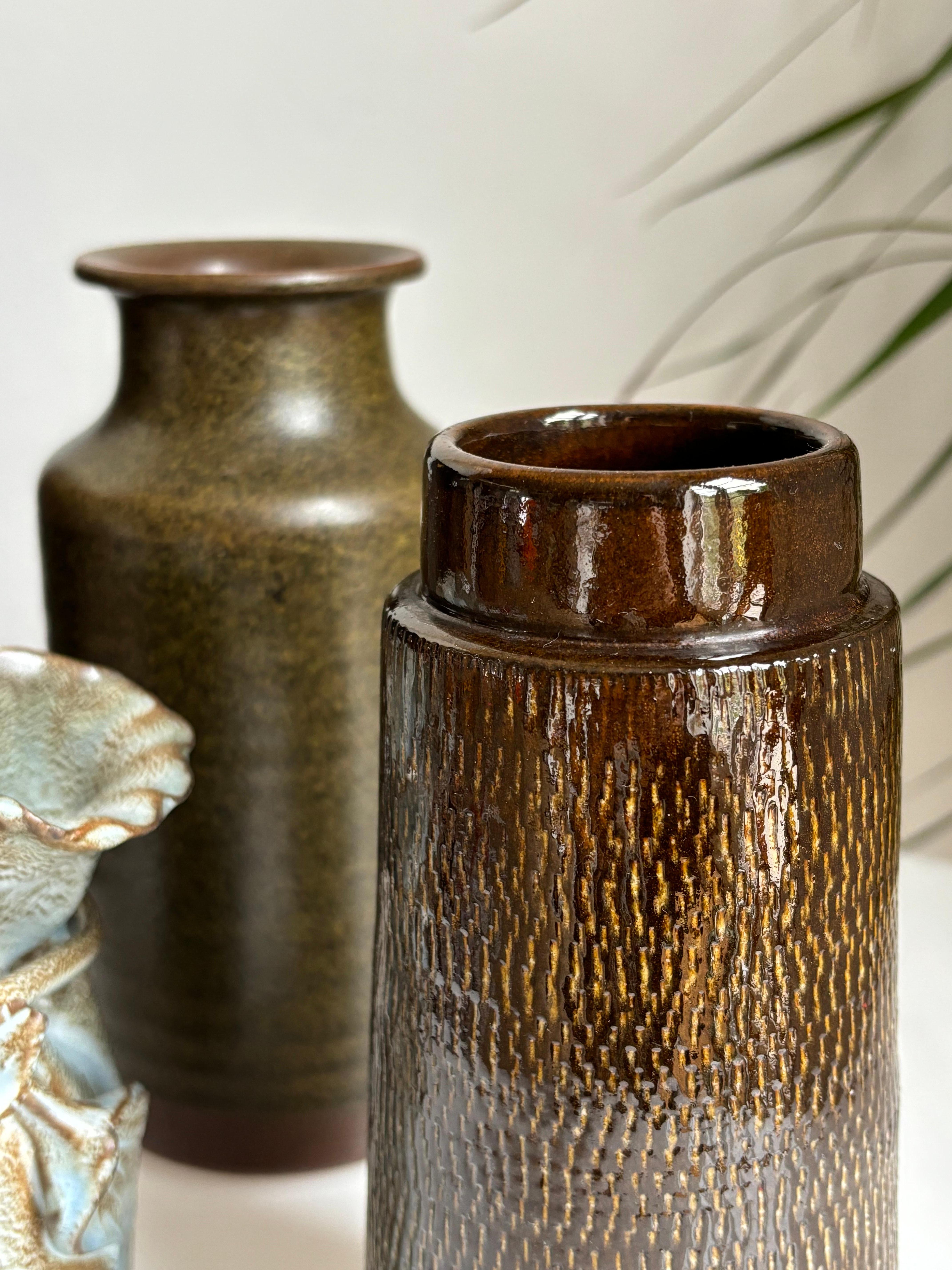 Mid-Century moderno Ingrid Atterberg per Upsala Ekeby, Vaso marrone testurizzato, anni '50 in vendita