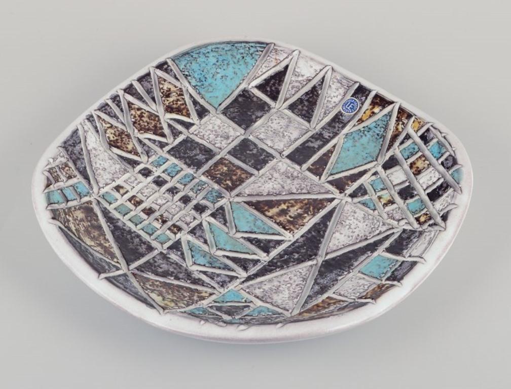 Ingrid Atterberg für Upsala Ekeby.
Große Keramikschale, polychrome Glasur.
Geometrisches Muster.
Modellnummer: 2671
Ca. 1960.
Markiert und mit Aufkleber.
In ausgezeichnetem Zustand.
Abmessungen: T 25,0 cm. x H 3,5 cm.