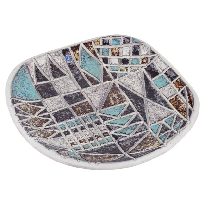 Ingrid Atterberg para Upsala Ekeby. Gran plato de cerámica, vidriado polícromo.