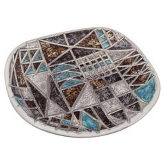 Ingrid Atterberg pour Upsala Ekeby. Grand plat en céramique Tri. Motif géométrique.