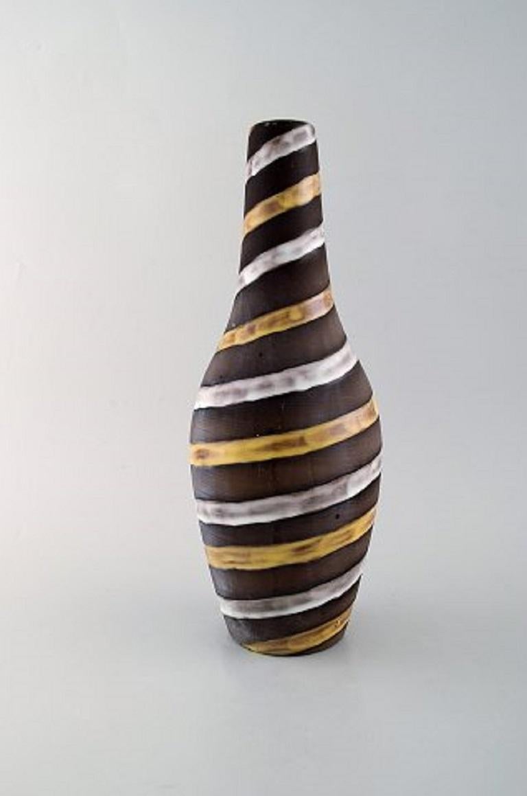 Ingrid Atterberg for Upsala-Ekeby. Large vase in glazed ceramics. Spiral design, mid-20th century.
Measures: 35 x 13.5 cm.
In very good condition.
Stamped.