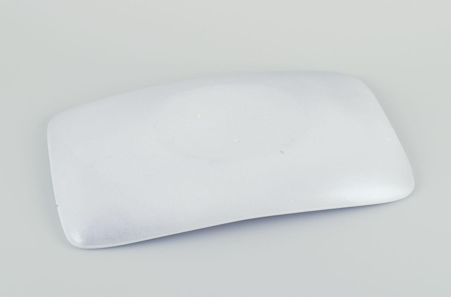 Ingrid Atterberg per Upsala Ekeby. Piatto oblungo in ceramica. Smalto marrone e bianco. In condizioni ottime in vendita a København, Copenhagen