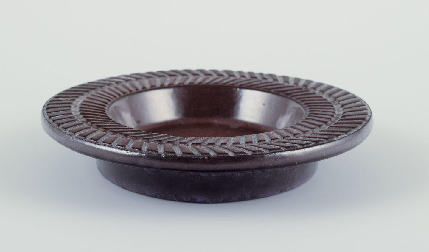 Scandinavo moderno Ingrid Atterberg per Upsala Ekeby. Piatto rotondo in gres. Ca. 1960 in vendita