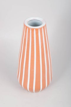 Ingrid Atterberg für Upsala-Ekeby. Schlanke, balusterförmige Vase mit Streifen.