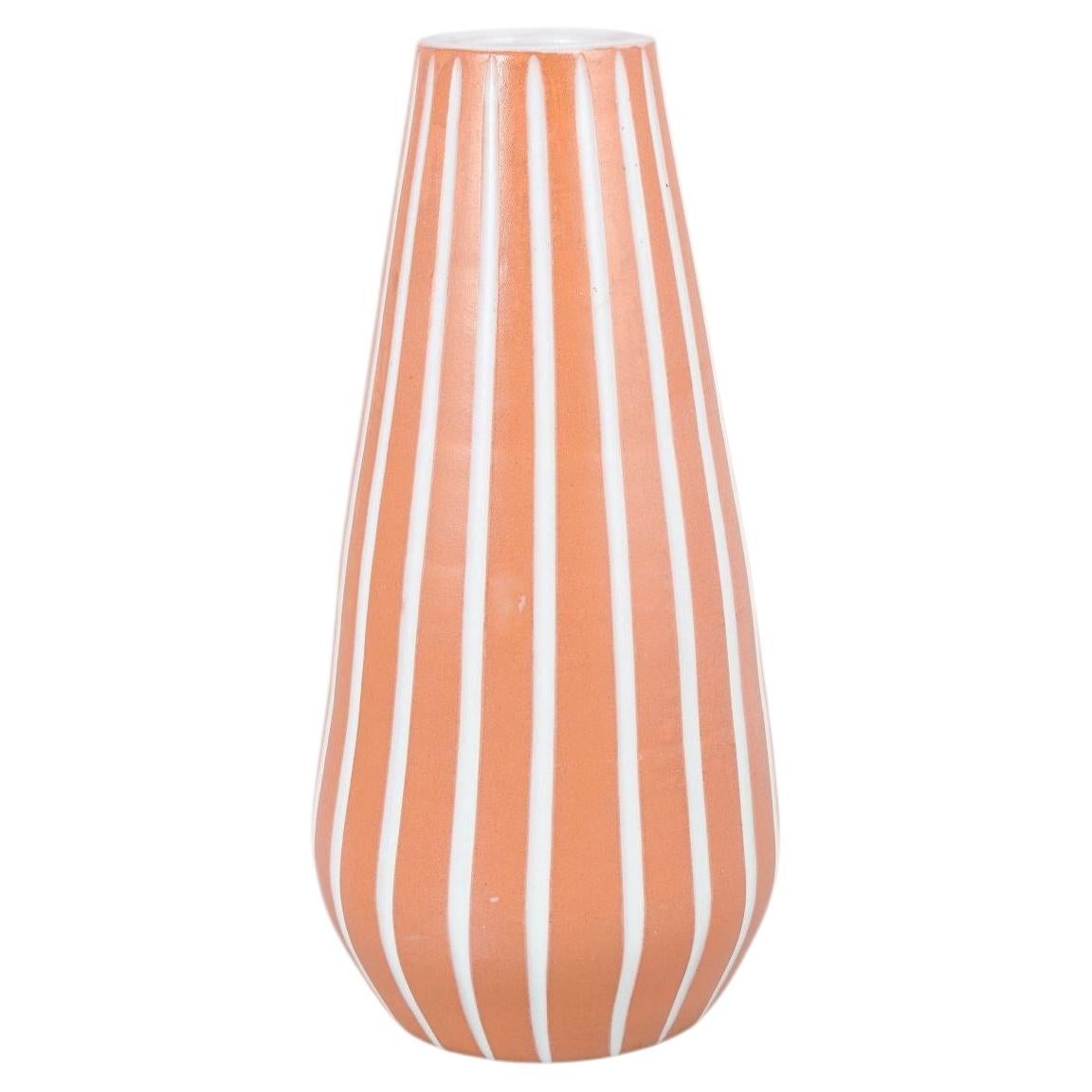 Ingrid Atterberg per Upsala Ekeby. Vaso slanciato a forma di balaustra con strisce. in vendita