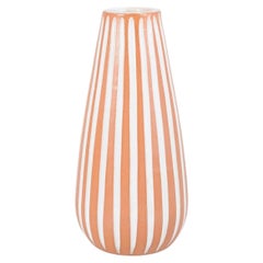 Ingrid Atterberg per Upsala Ekeby. Vaso slanciato a forma di balaustra con strisce.