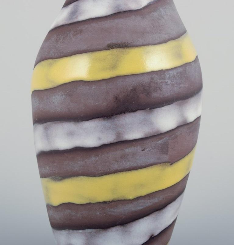 Vernissé Ingrid Atterberg pour Upsala Ekeby. Vase « Spiral » en céramique, années 1960 en vente