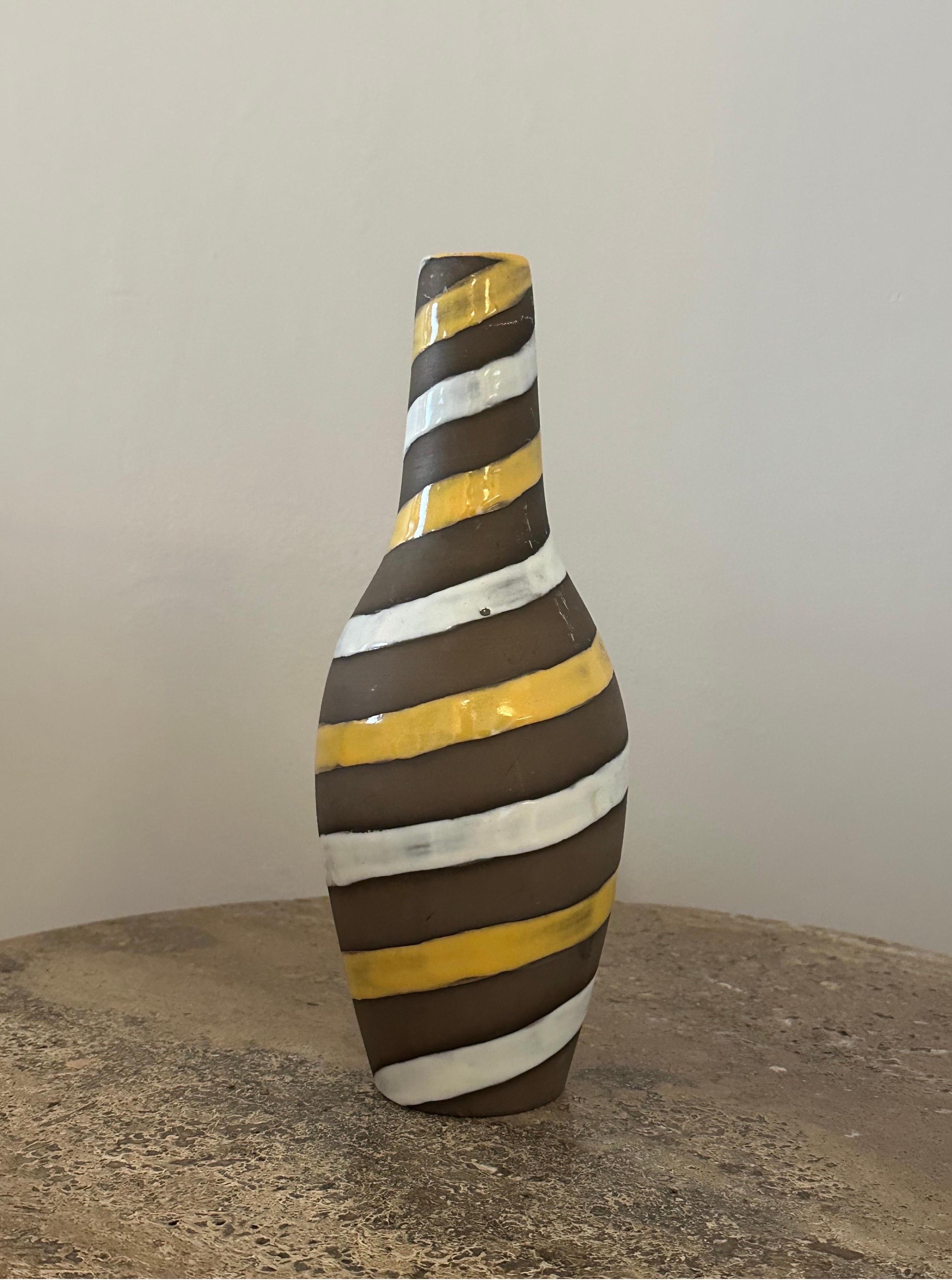 Un vase vintage bien proportionné conçu par Ingrid Atterberg pour Upsala-Ekeby. Il présente un motif sériel de glaçures et de couleurs alternées. C'est ce que l'on appelle souvent le décor 