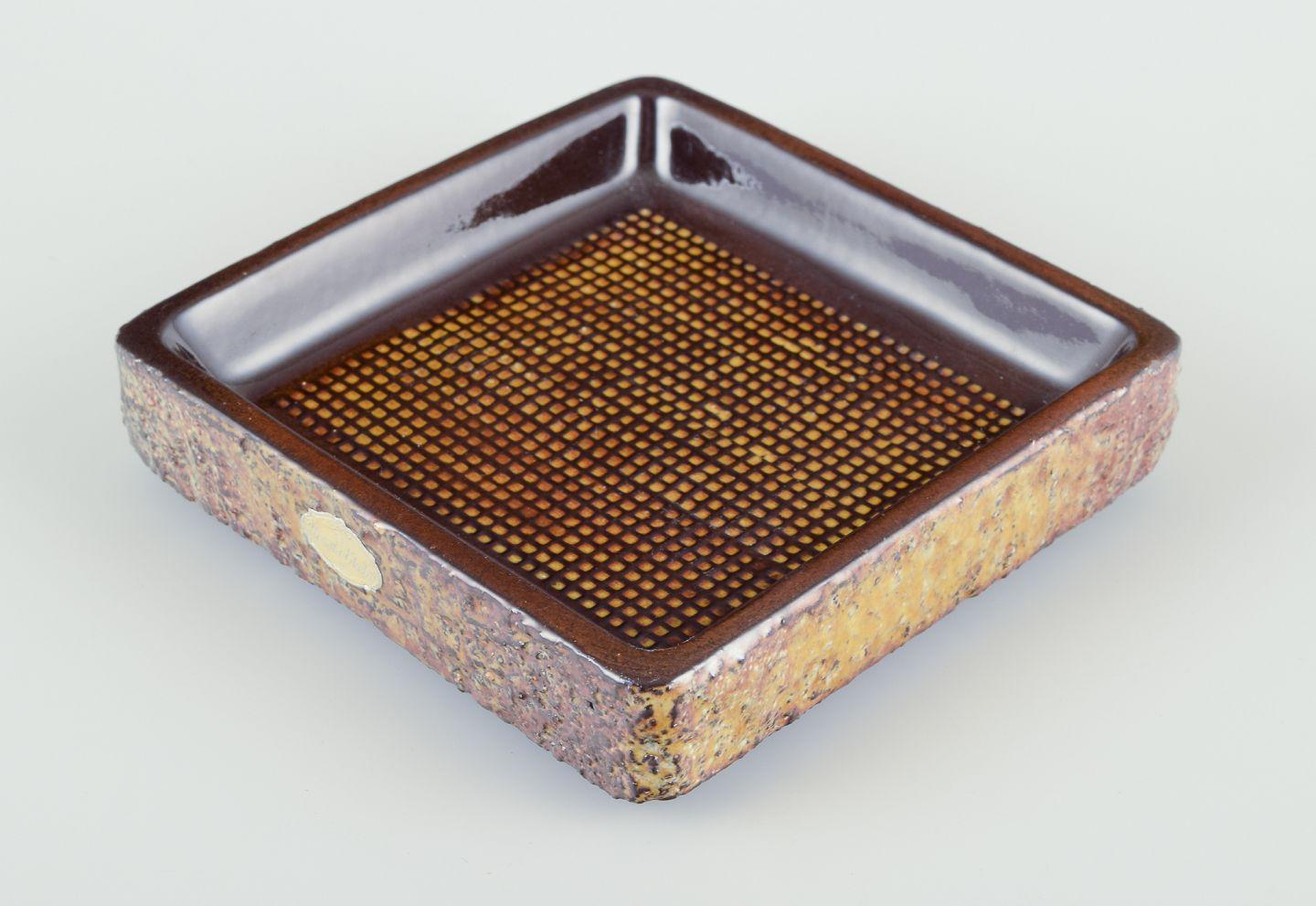Scandinavo moderno Ingrid Atterberg per Upsala Ekeby. Piatto quadrato in gres. Circa 1960 in vendita