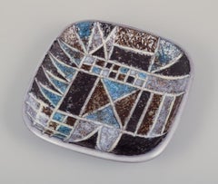 Ingrid Atterberg for Upsala Ekeby, Sweden. Ceramic "Tri" dish. Geometric pattern