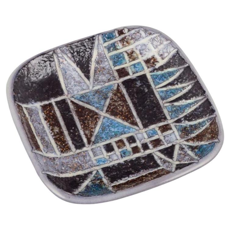 Ingrid Atterberg para Upsala Ekeby, Suecia. Plato "Tri" de cerámica. Patrón geométrico