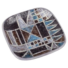 Ingrid Atterberg per Upsala Ekeby, Svezia. Piatto "Tri" in ceramica. Motivo geometrico