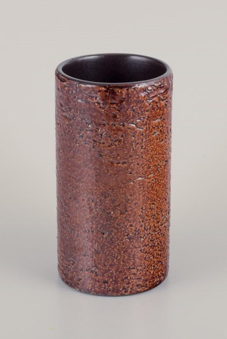 Ingrid Atterberg para Upsala Ekeby, Suecia. 
Jarrón de cerámica con esmalte en tonos marrones.
Model No: 1034/201
Aproximadamente de la década de 1960.
En excelente estado.
Marcado.
Dimensiones: A 18,0 cm x P 9,0 cm.