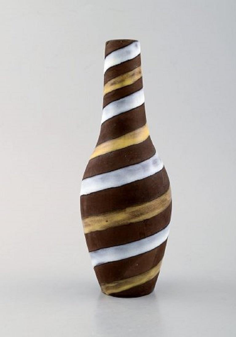 Ingrid Atterberg pour Upsala-Ekeby. Vase en céramique émaillée. Design en spirale, milieu du 20e siècle.
Mesures : 20 x 8 cm.
En très bon état.
Estampillé.