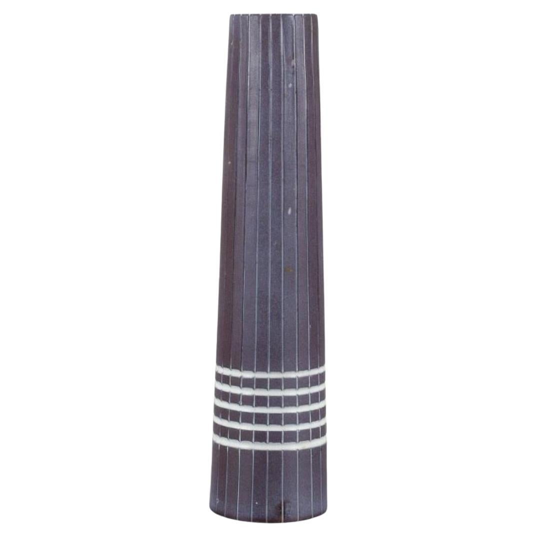 Ingrid Atterberg per Upsala Ekeby. Vaso in ceramica "Vinga". Ca. 1960
