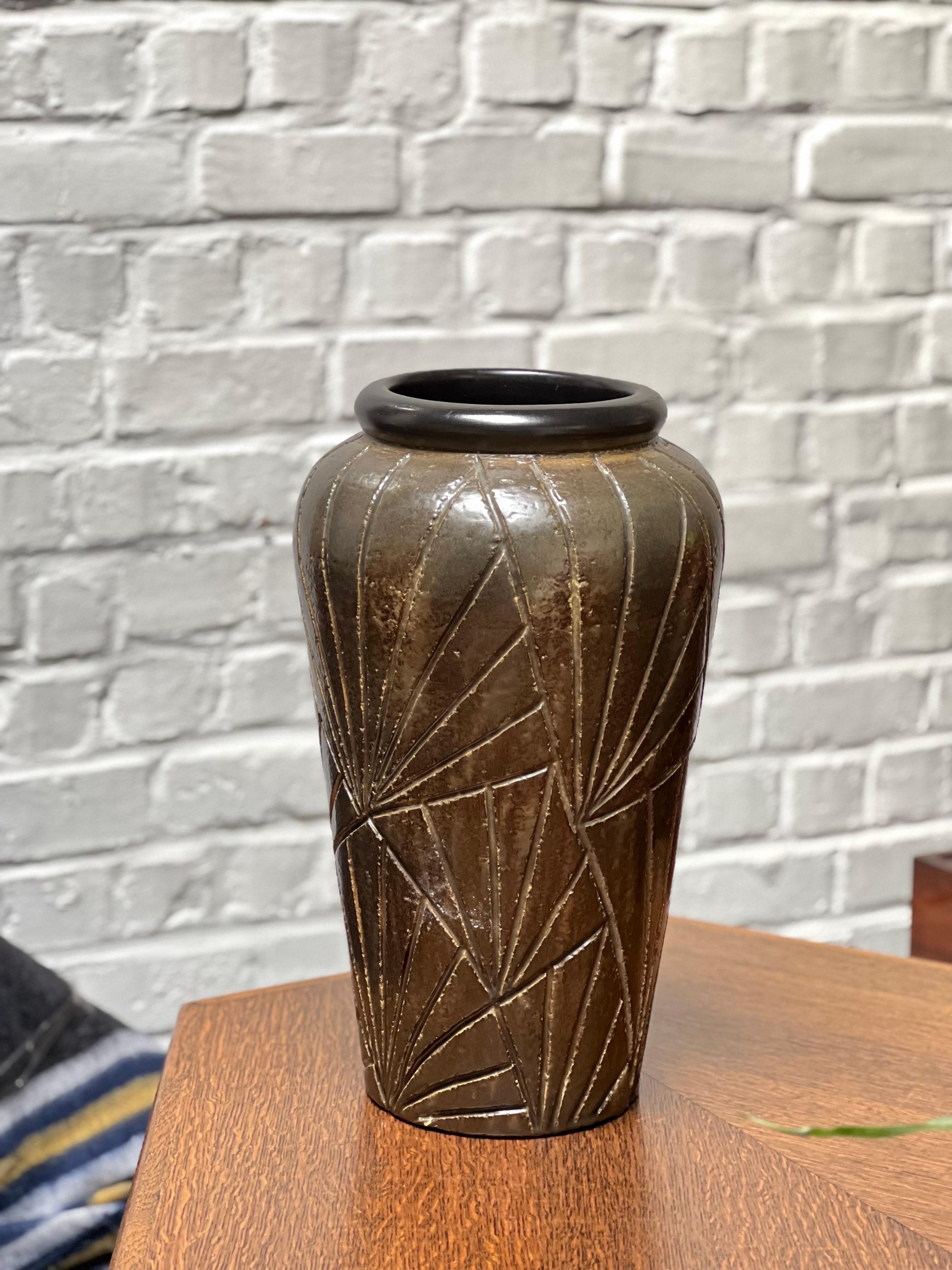 Imponente vaso da terra/da tavolo di colore marrone della ceramista svedese Ingrid Atterberg. Motivi geometrici intagliati a mano che conferiscono forti elementi decorativi alla ceramica.