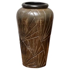 Grand vase de sol Ingrid Atterberg, glaçure brune avec motif géométrique Suède années 60