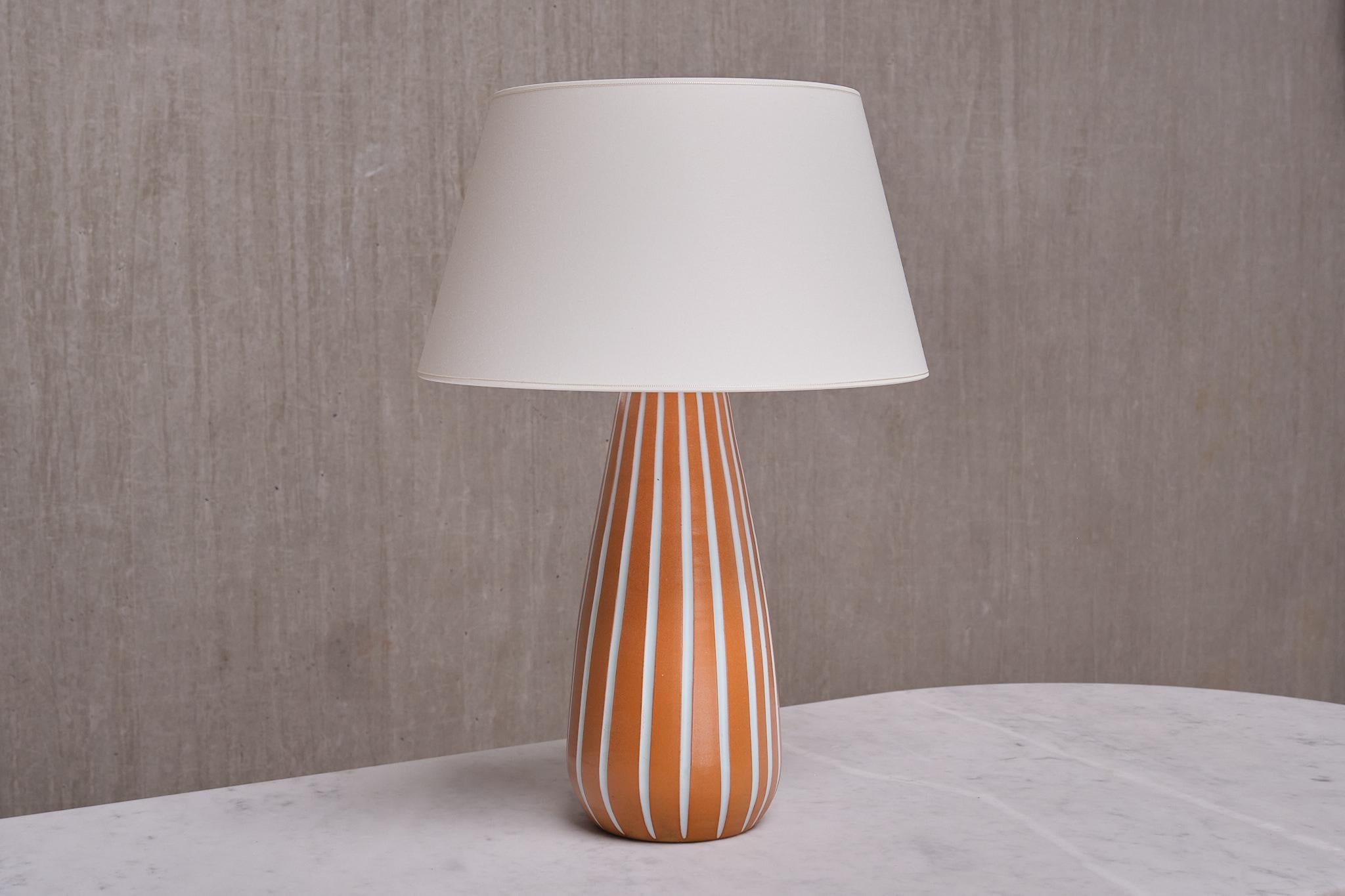 Diese auffällige Keramik-Tischleuchte wurde von Ingrid Atterberg entworfen und 1947 von der schwedischen Firma Upsala Ekeby hergestellt. Die Unterseite der Lampe ist mit der Modellnummer 518 gekennzeichnet und trägt die Signatur 