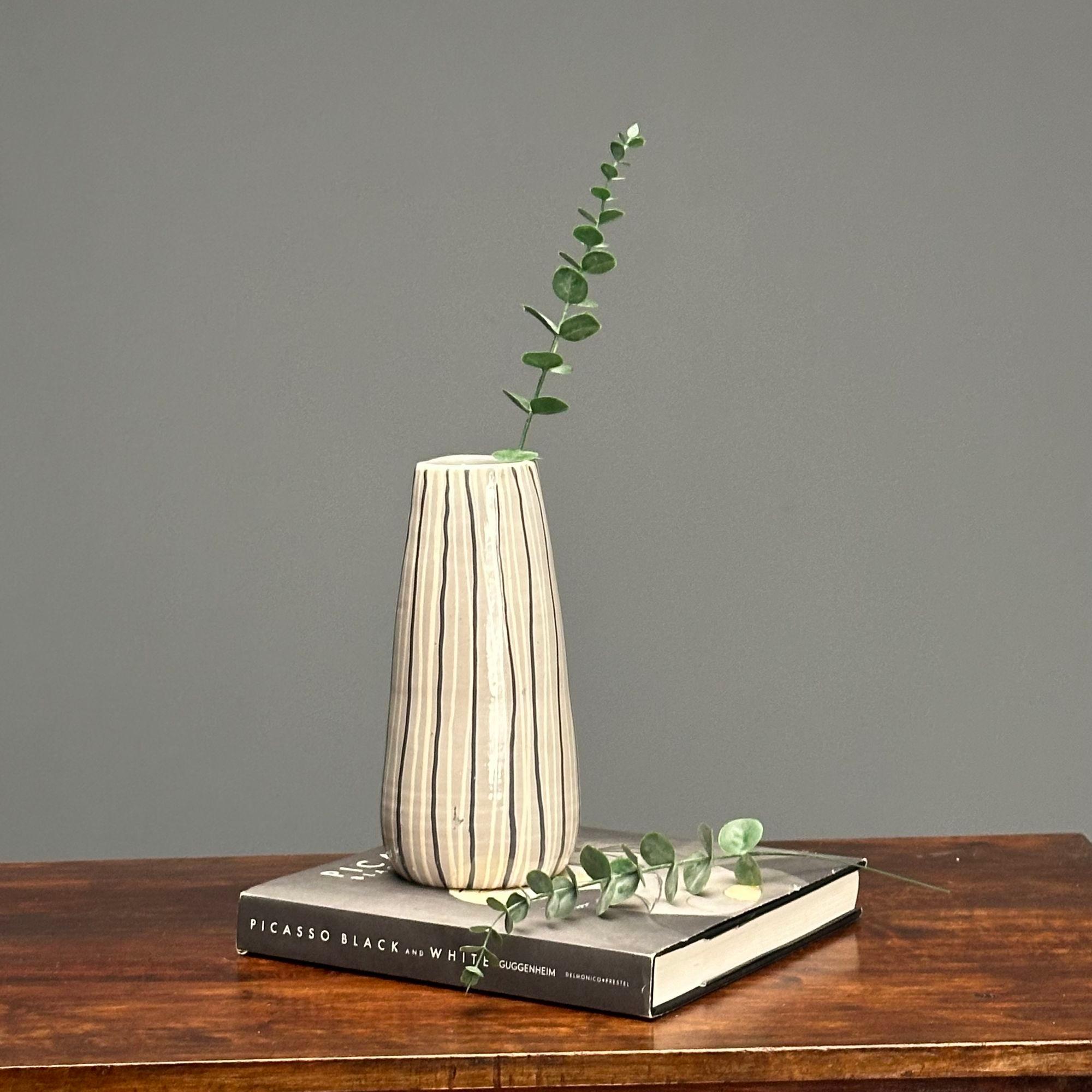 Ingrid Atterberg, Vaso in ceramica svedese di metà secolo, Ekeby, XX C.

Vaso in ceramica svedese disegnato da Ingrid Atterberg per Ekeby in Svezia nella seconda metà del XX secolo.

Ceramica
Svezia, 20° C.

hx