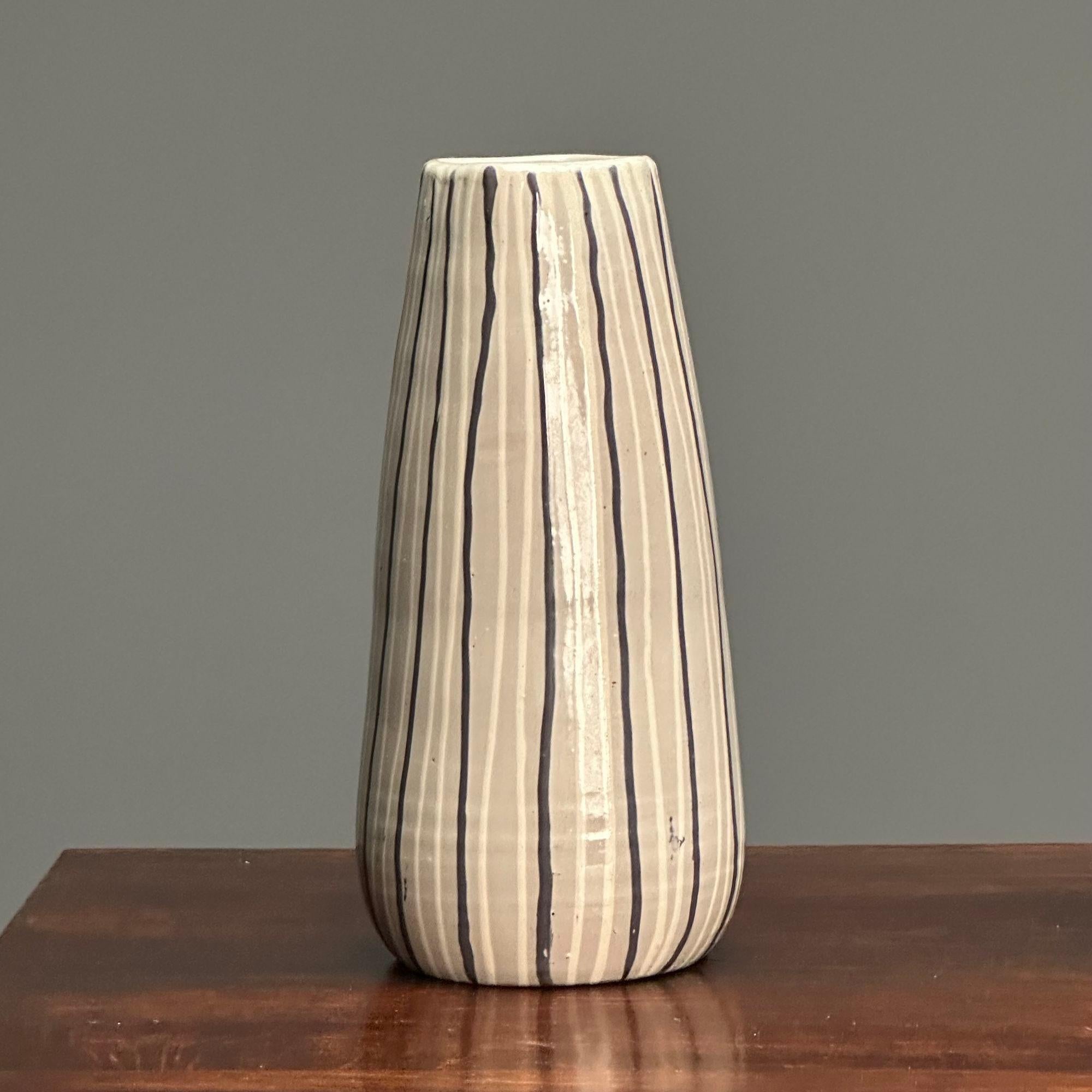 Ingrid Atterberg, Vaso in ceramica svedese di metà secolo, Ekeby, XX C. In condizioni buone in vendita a Manhasset, NY