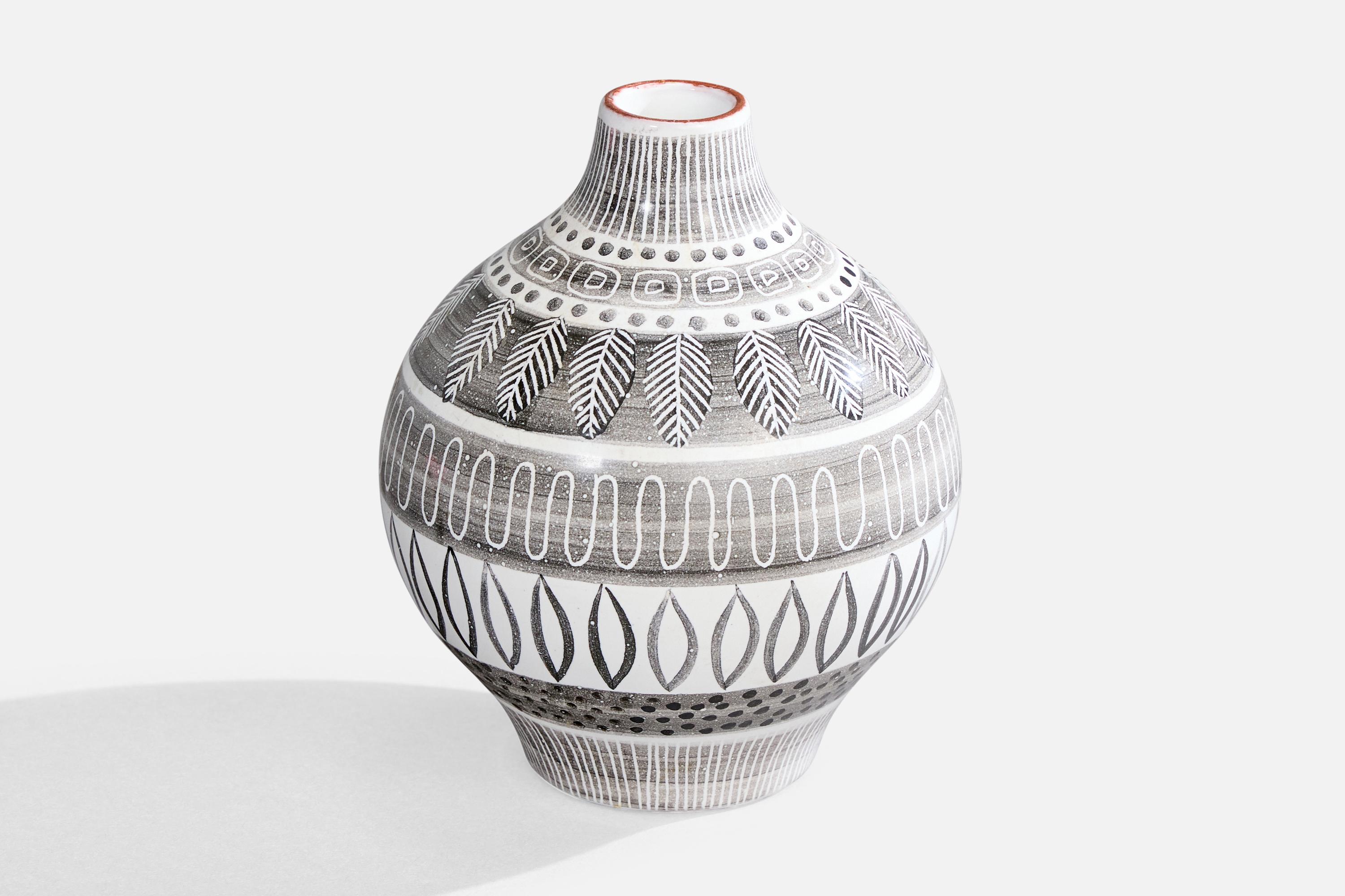 Vaso in ceramica smaltata bianca e nera disegnato da Ingrid Atterberg e prodotto da Upsala Ekeby, Svezia, 1951 circa.

Dimensioni complessive (pollici): 5,45 