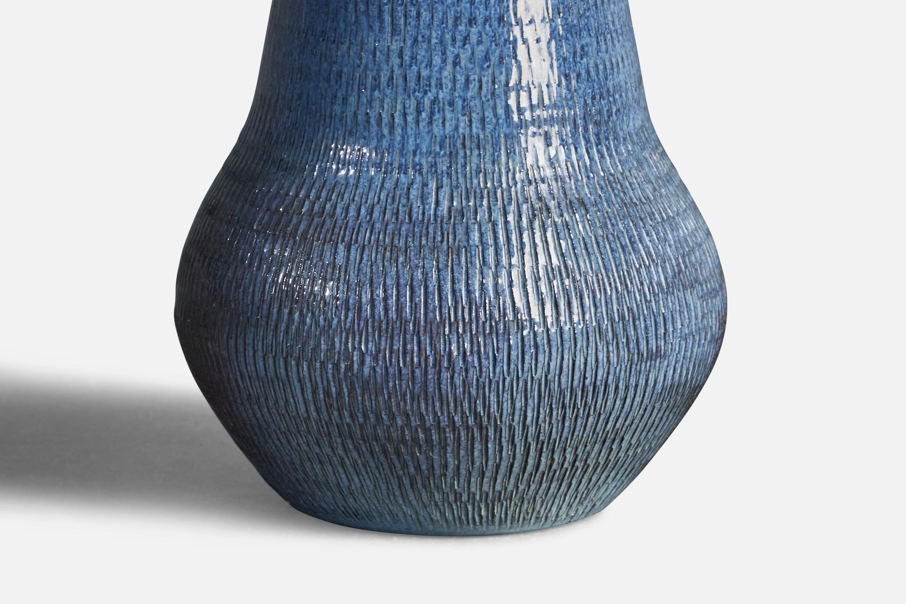 Vase en faïence incisée à glaçure bleue conçu par Ingrid Atterberg et produit par Upsala Ekeby, Suède, années 1950.