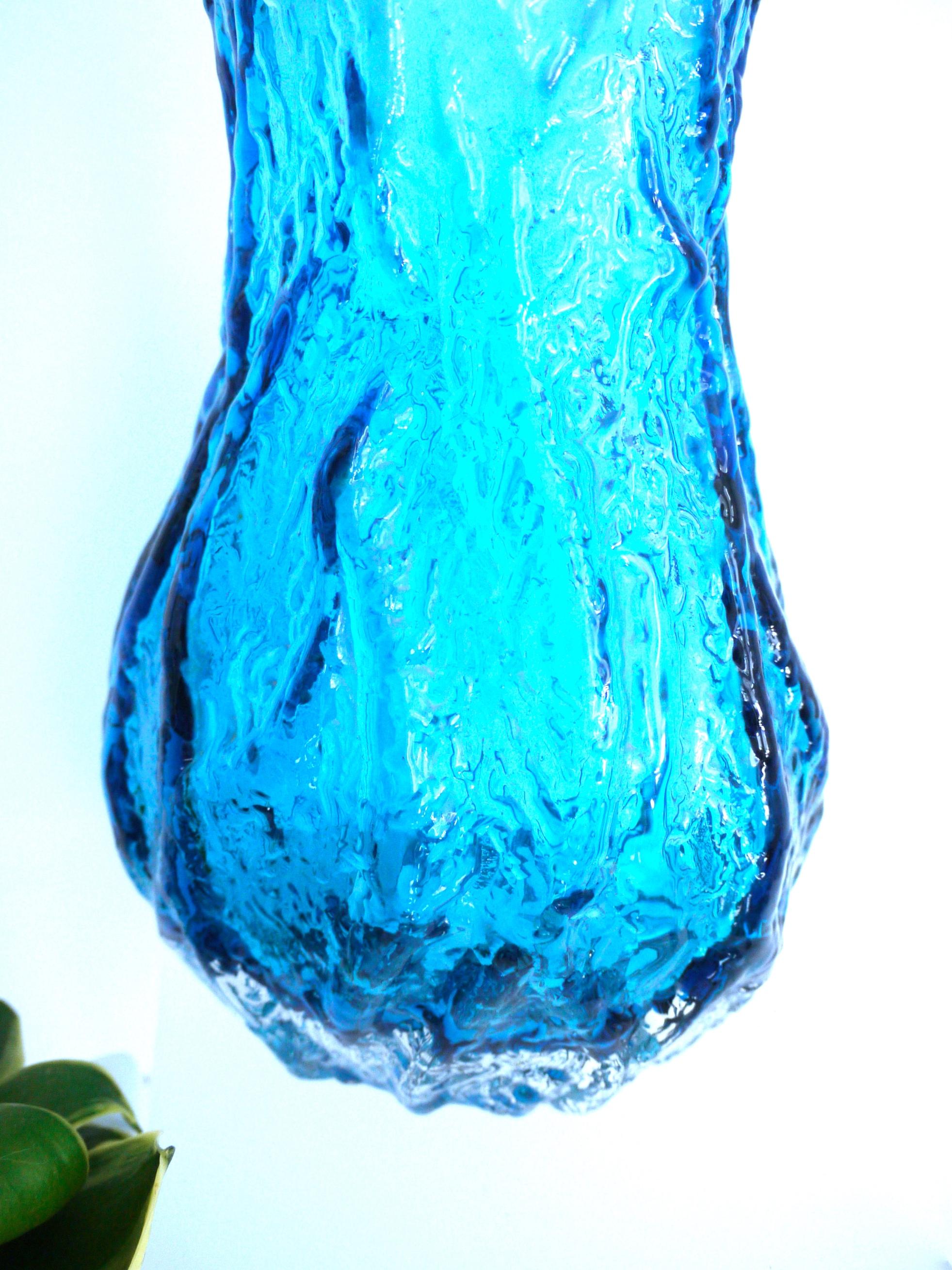 Allemand Ingrid Glasshutte vase « Rock Crystal » moderniste/ancien en verre des années 1970 en vente