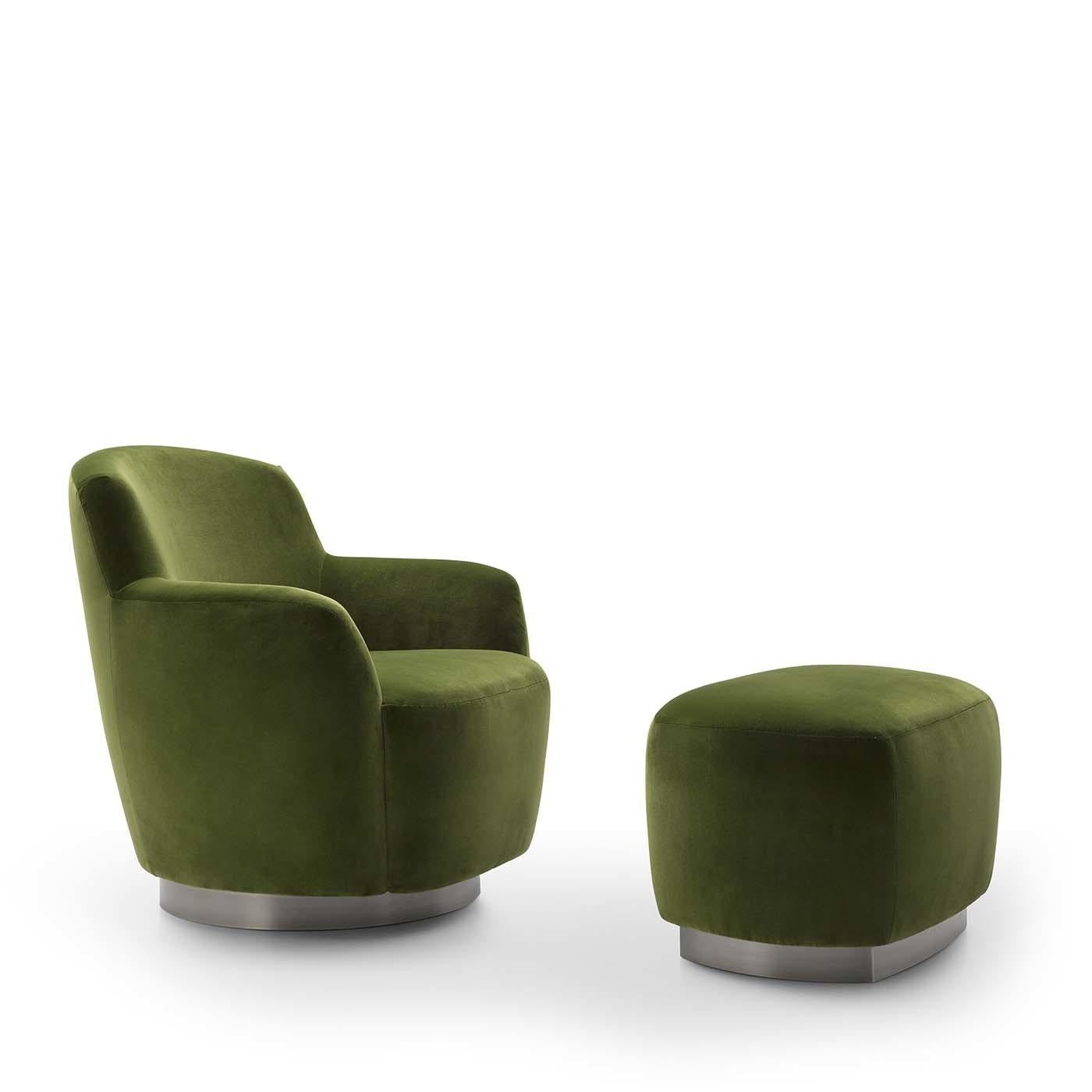 Design to complement the Ingrid armchair, this pouf follows the same full silhouette with a retro flavor. Covered in an elegant hunter-green velvet (Dama col. 19), this pouf stands on a base laminated with metal foil in glossy black chrome