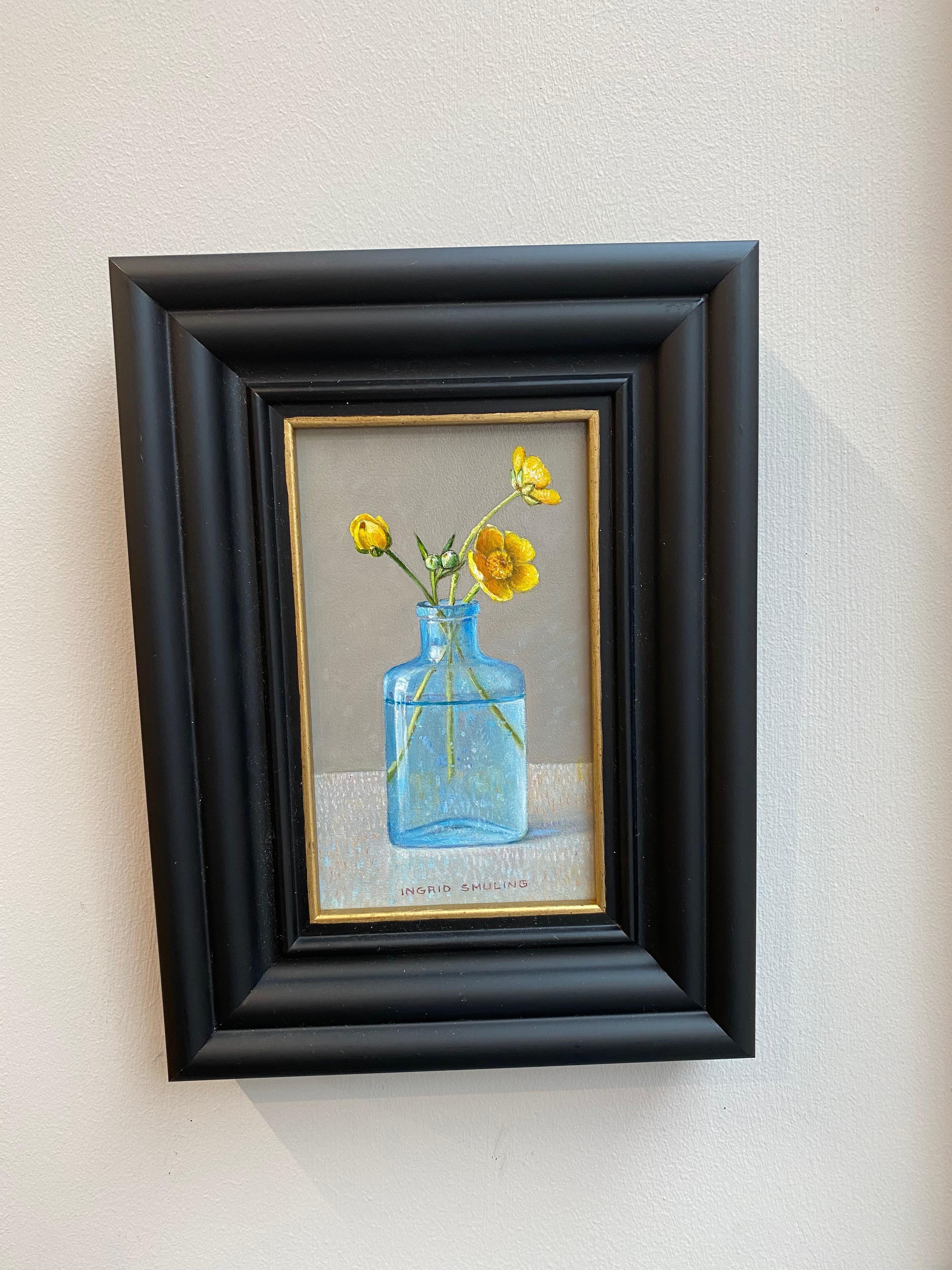 Butterblumen in einer türkisfarbenen Flasche - Niederländisches Blumenstillleben aus dem 21. – Painting von Ingrid Smuling