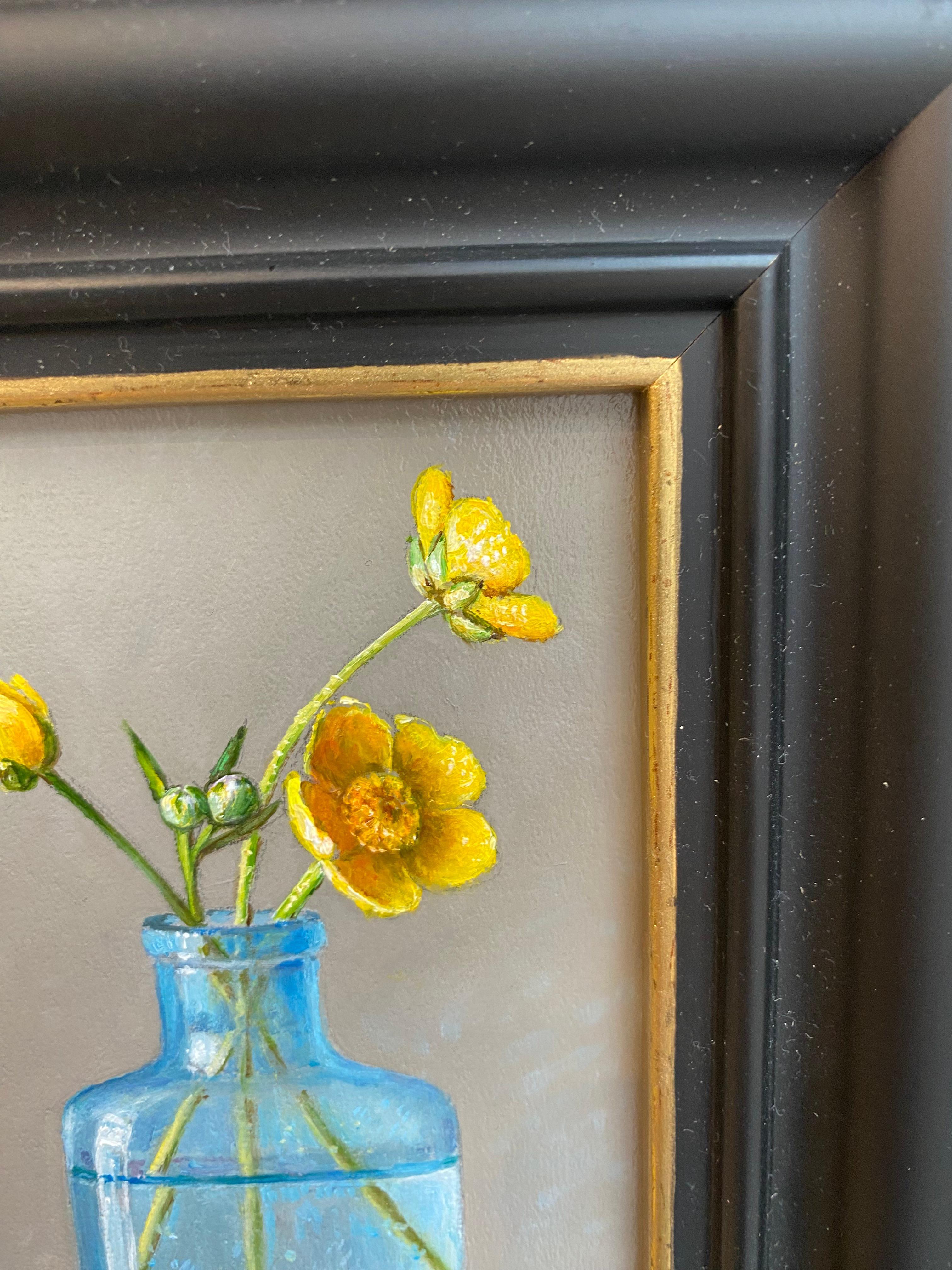 Butterblumen in einer türkisfarbenen Flasche - Niederländisches Blumenstillleben aus dem 21. (Grau), Figurative Painting, von Ingrid Smuling