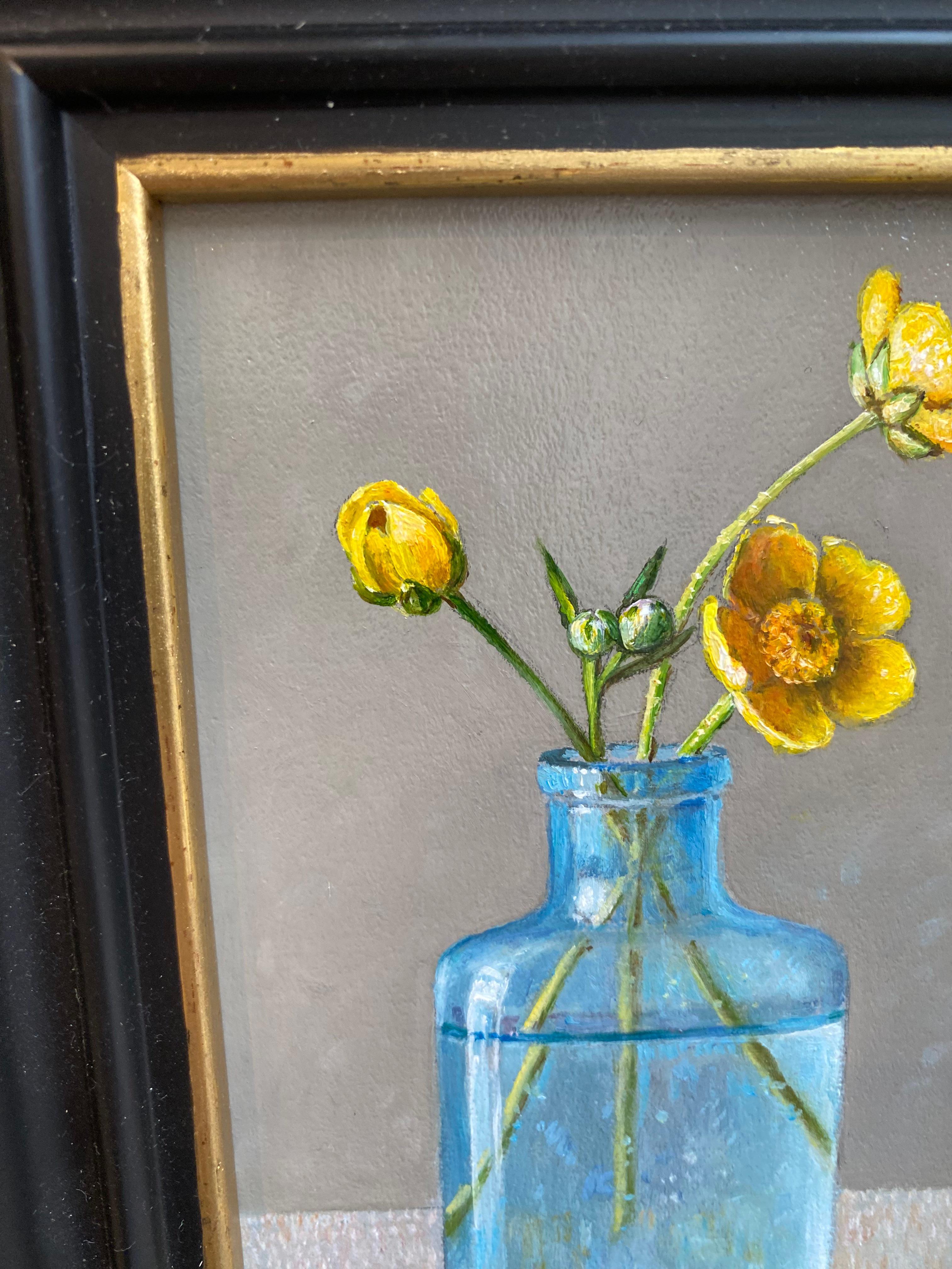 Ingrid Smuling 
Butterblumen in einer türkisfarbenen Flasche
15 x 9 cm olieverf Gerahmte Größe! 25 x 19 cm (Rahmen wird mitgeliefert) 
Öl auf Holzplatte

Ingrid Smuling, die Grande Dame der Stilllebenmalerei, arbeitet auch im Alter von fast 80