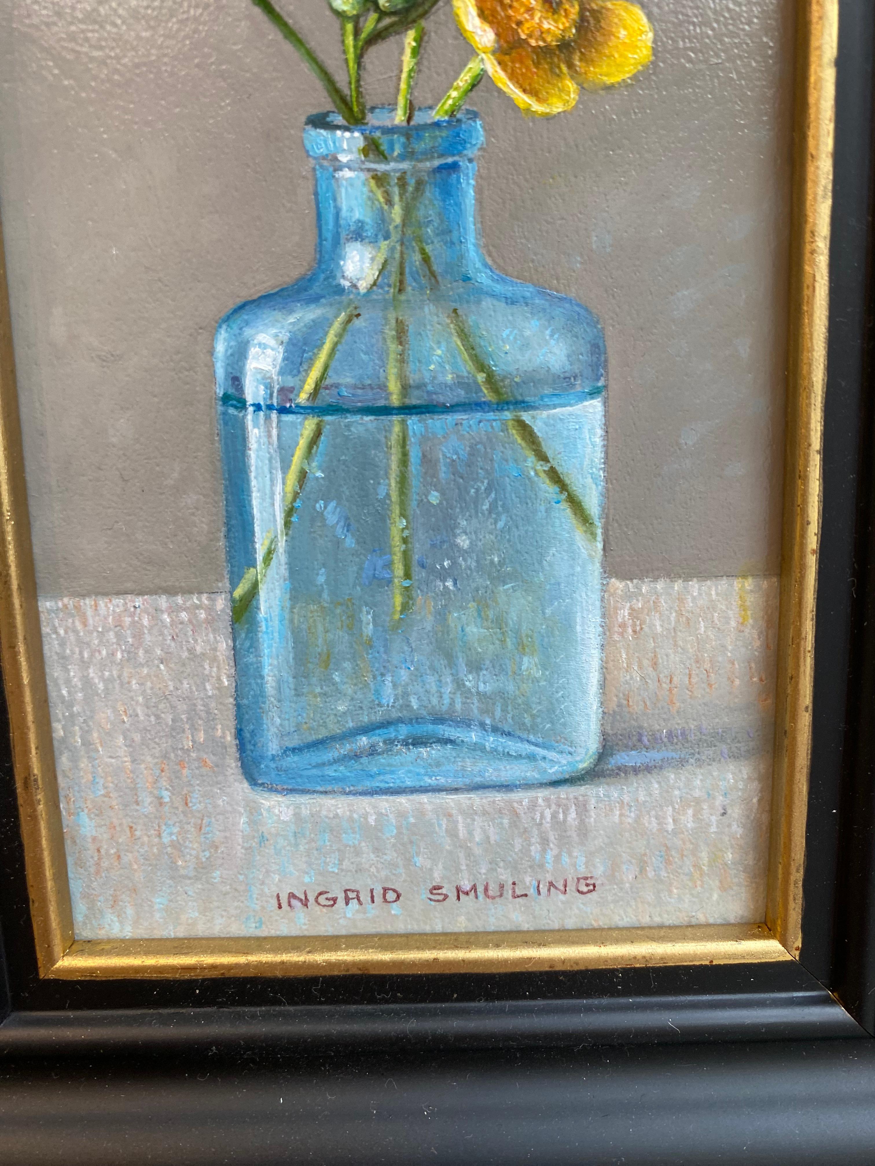 Butterblumen in einer türkisfarbenen Flasche - Niederländisches Blumenstillleben aus dem 21. im Angebot 1