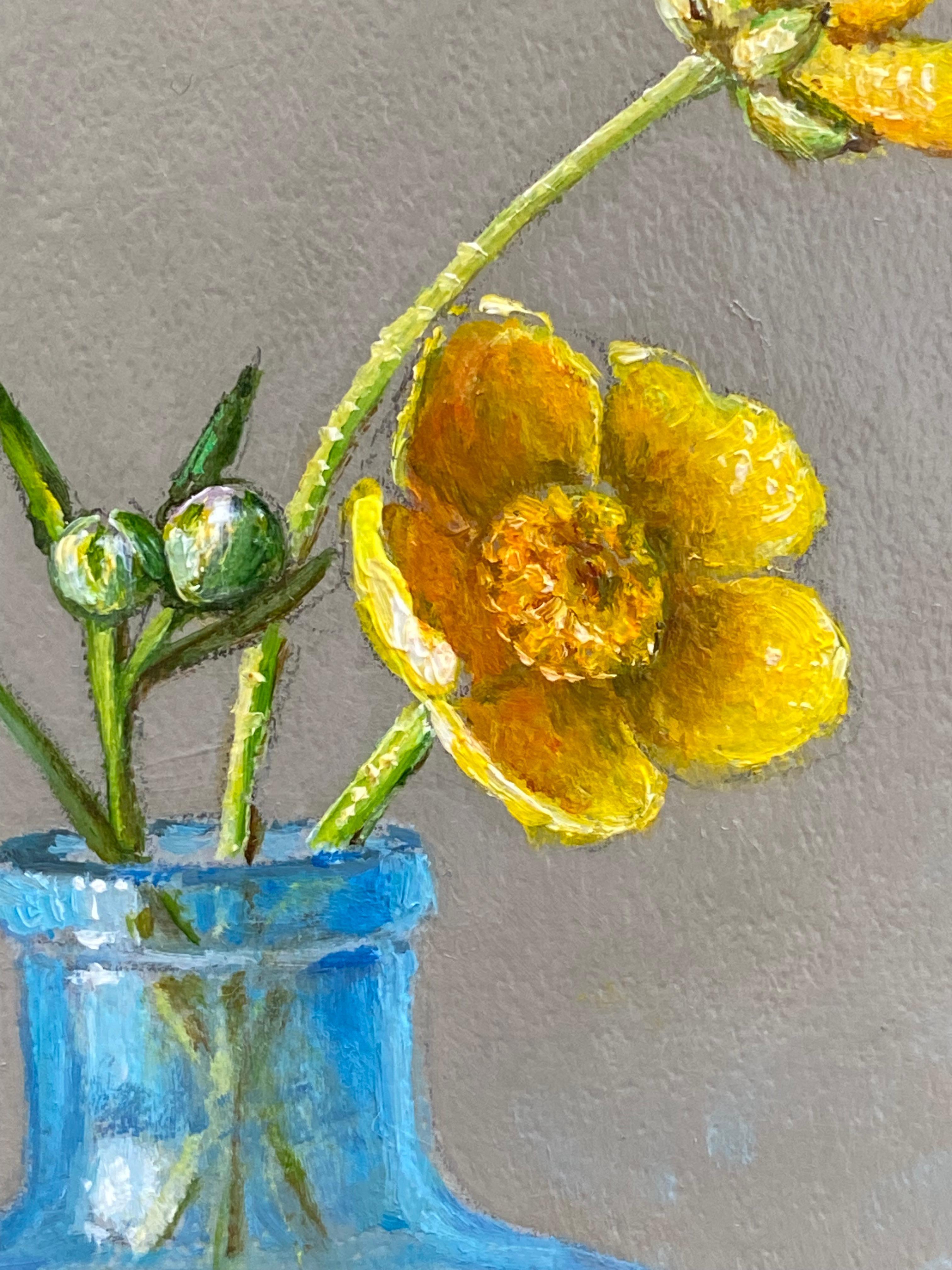 Butterblumen in einer türkisfarbenen Flasche - Niederländisches Blumenstillleben aus dem 21. im Angebot 2