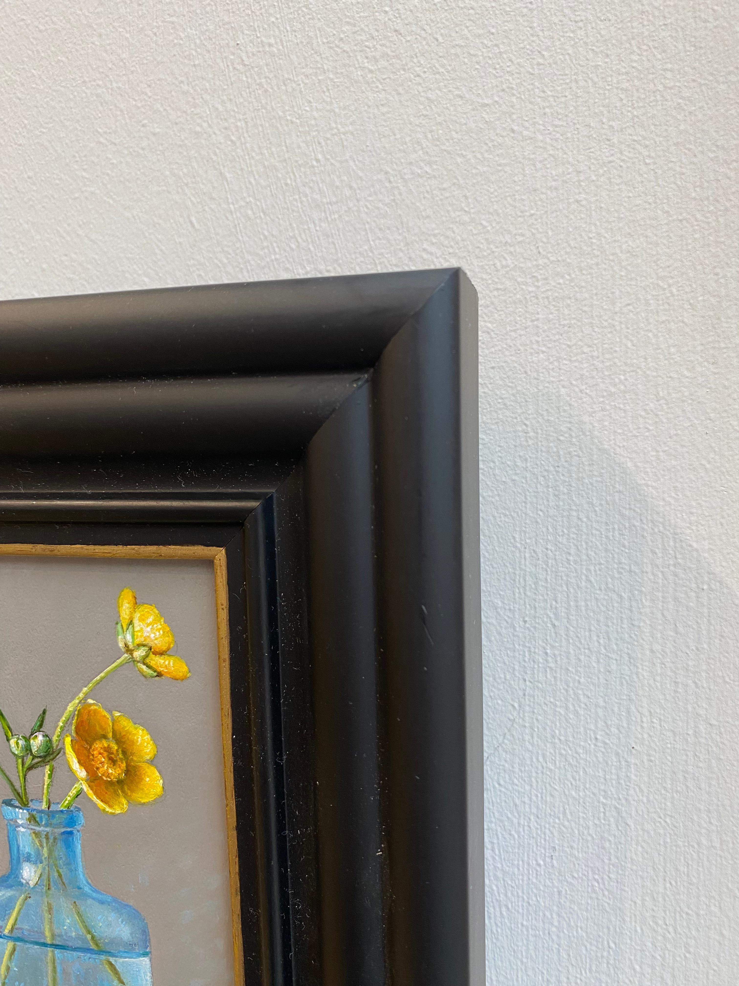 Butterblumen in einer türkisfarbenen Flasche - Niederländisches Blumenstillleben aus dem 21. im Angebot 3