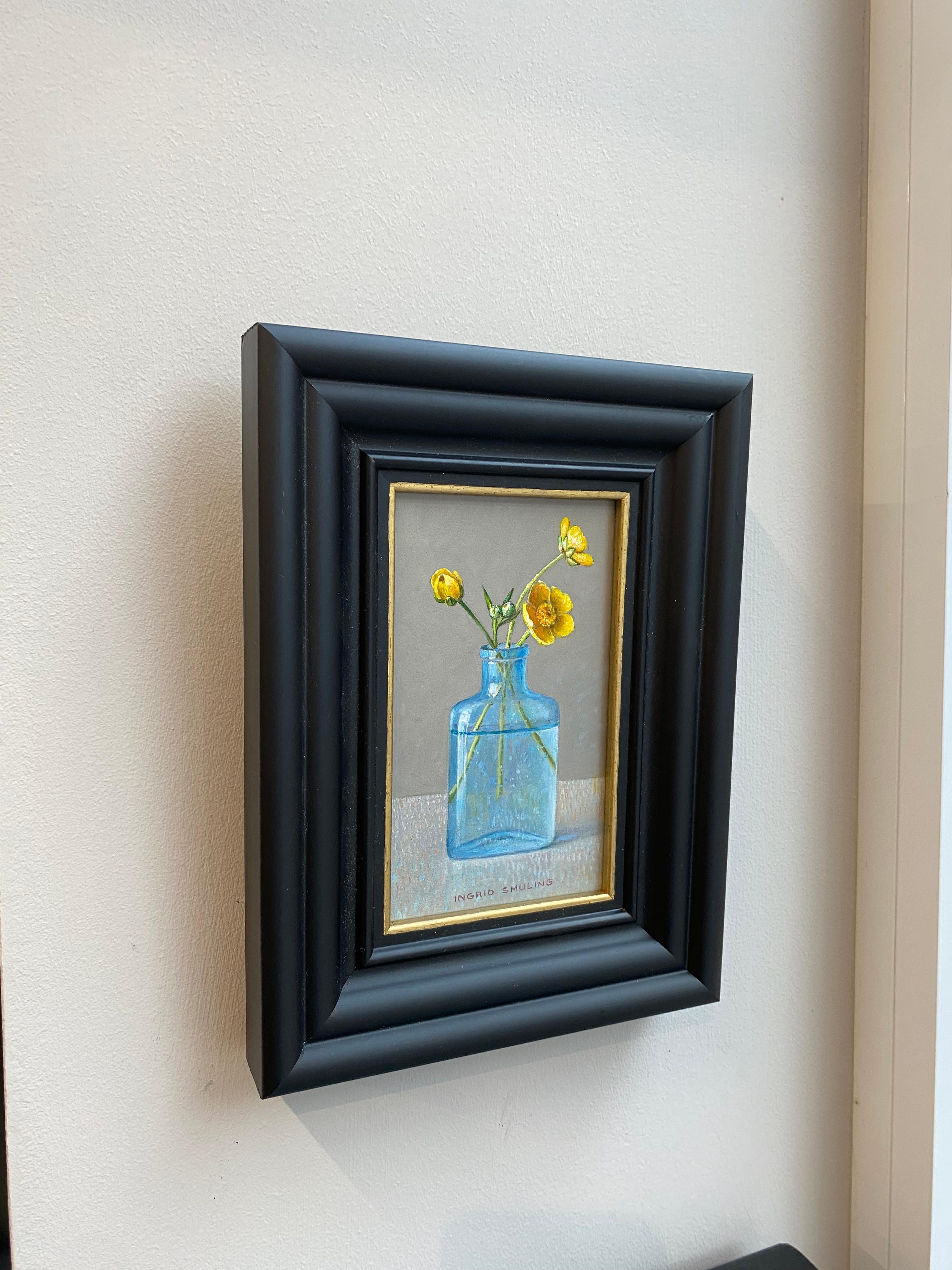 Butterblumen in einer türkisfarbenen Flasche - Niederländisches Blumenstillleben aus dem 21. im Angebot 4