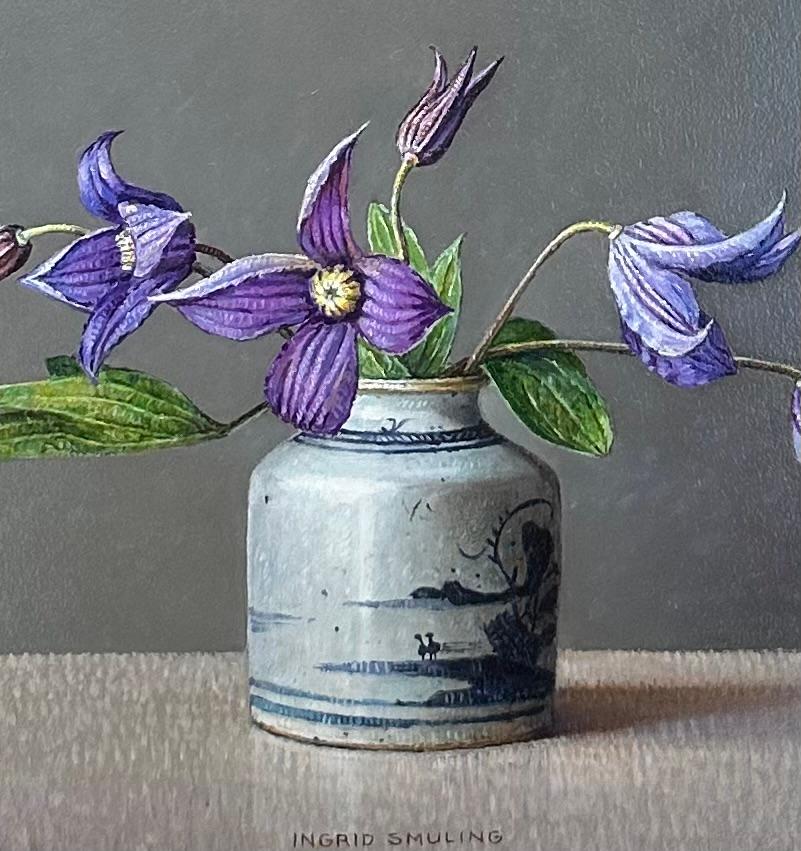 Clematis in vaso cinese - Still-life contemporaneo del 21° secolo - Pittura floreale - Painting di Ingrid Smuling