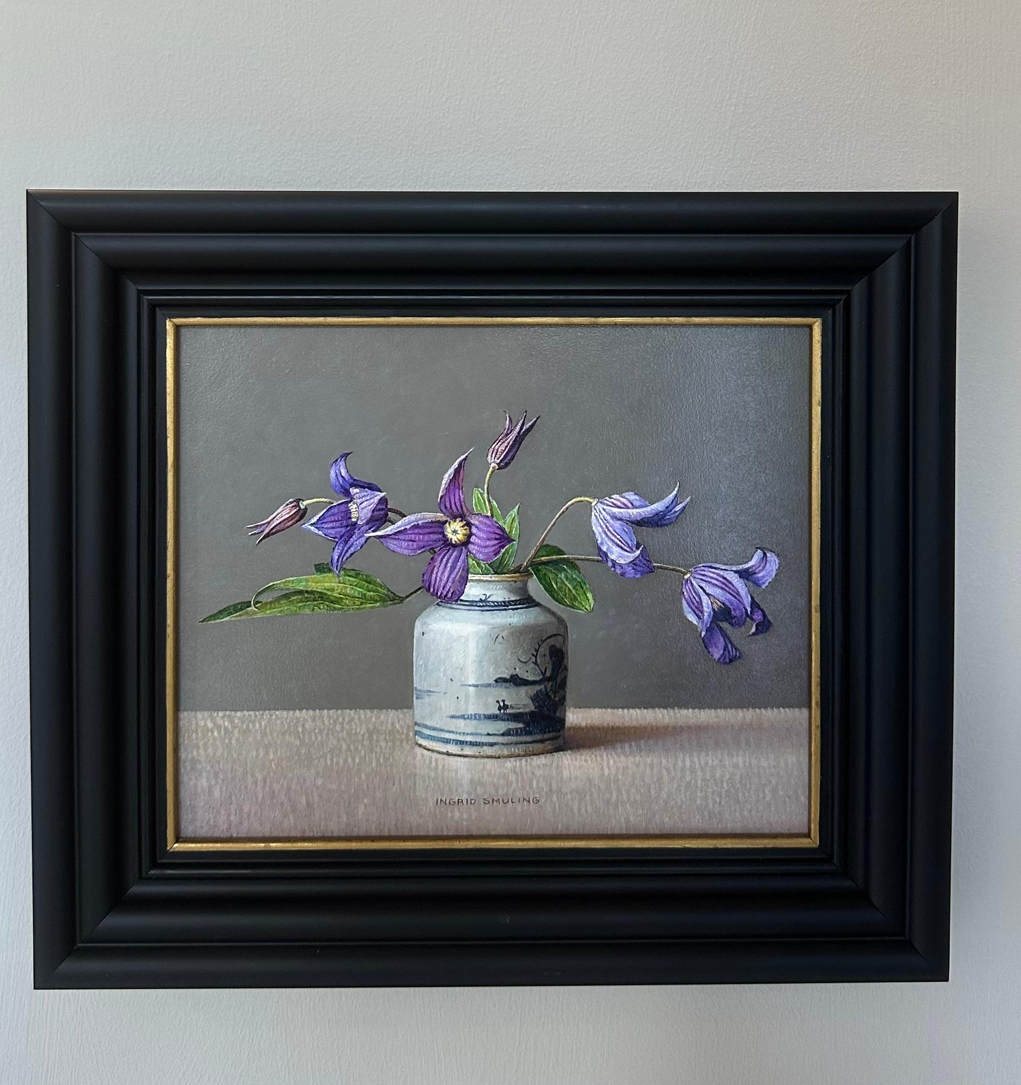 Ingrid Smuling
Clematis in vaso cinese
18 x 22 cm
(con cornice: 28 x 42) (la cornice è inclusa nel prezzo)
Olio su pannello di legno


Questa grande signora della pittura di nature morte lavora ancora ogni giorno all'età di quasi 80 anni.
Le sue