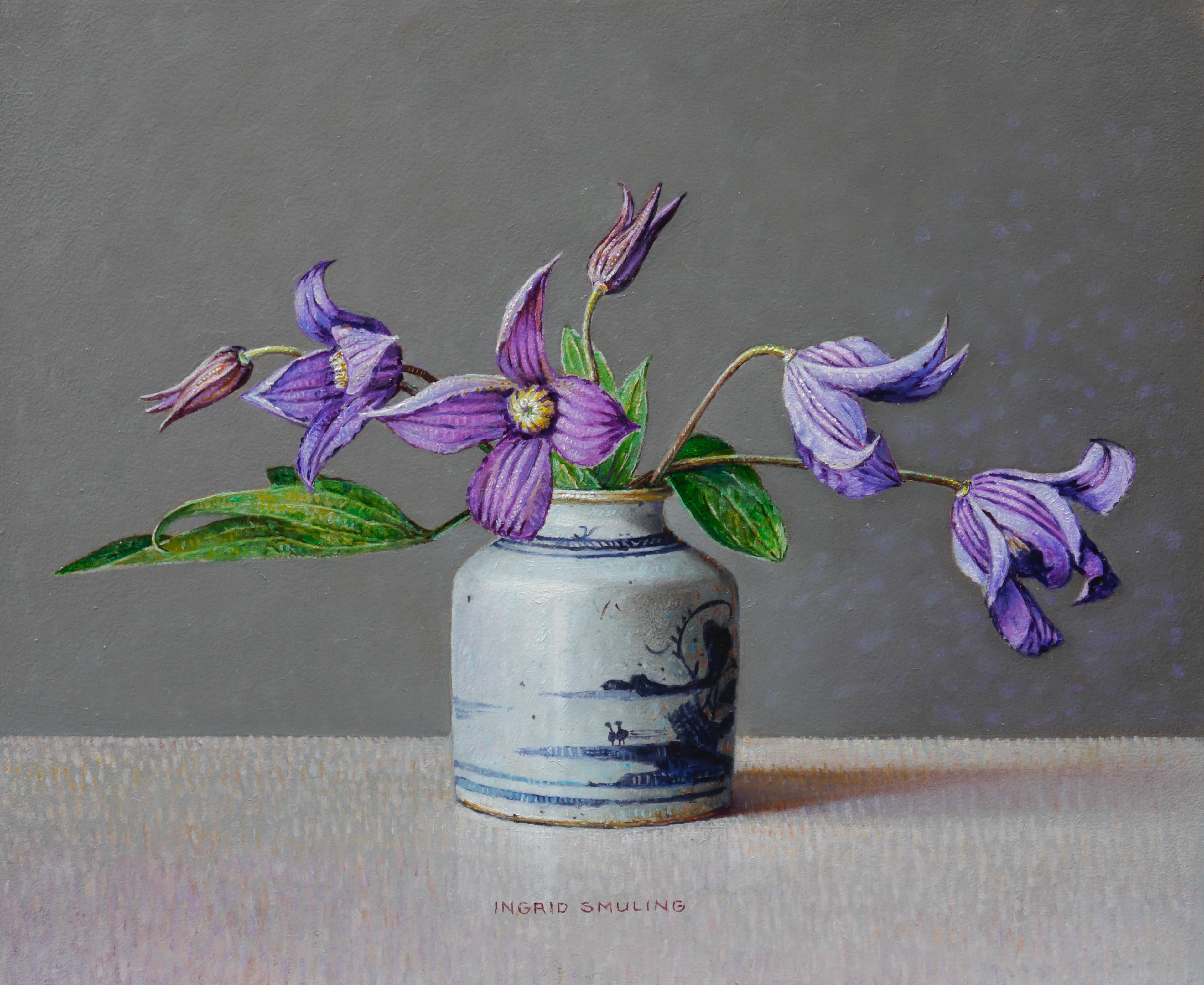 Figurative Painting di Ingrid Smuling - Clematis in vaso cinese - Still-life contemporaneo del 21° secolo - Pittura floreale