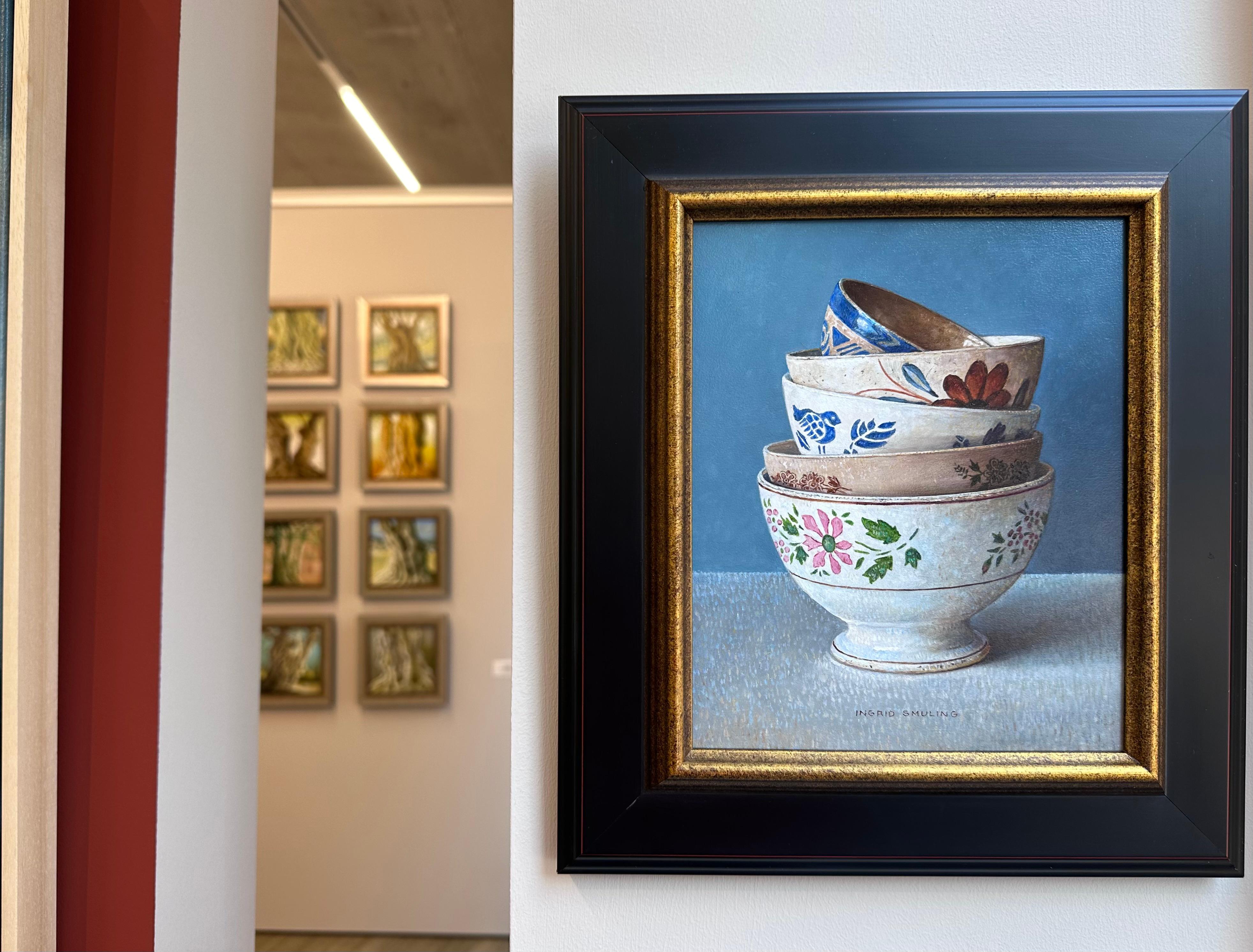 Pila colorata di ciotole francesi - dipinto Still-life olandese del 21° secolo - Painting di Ingrid Smuling