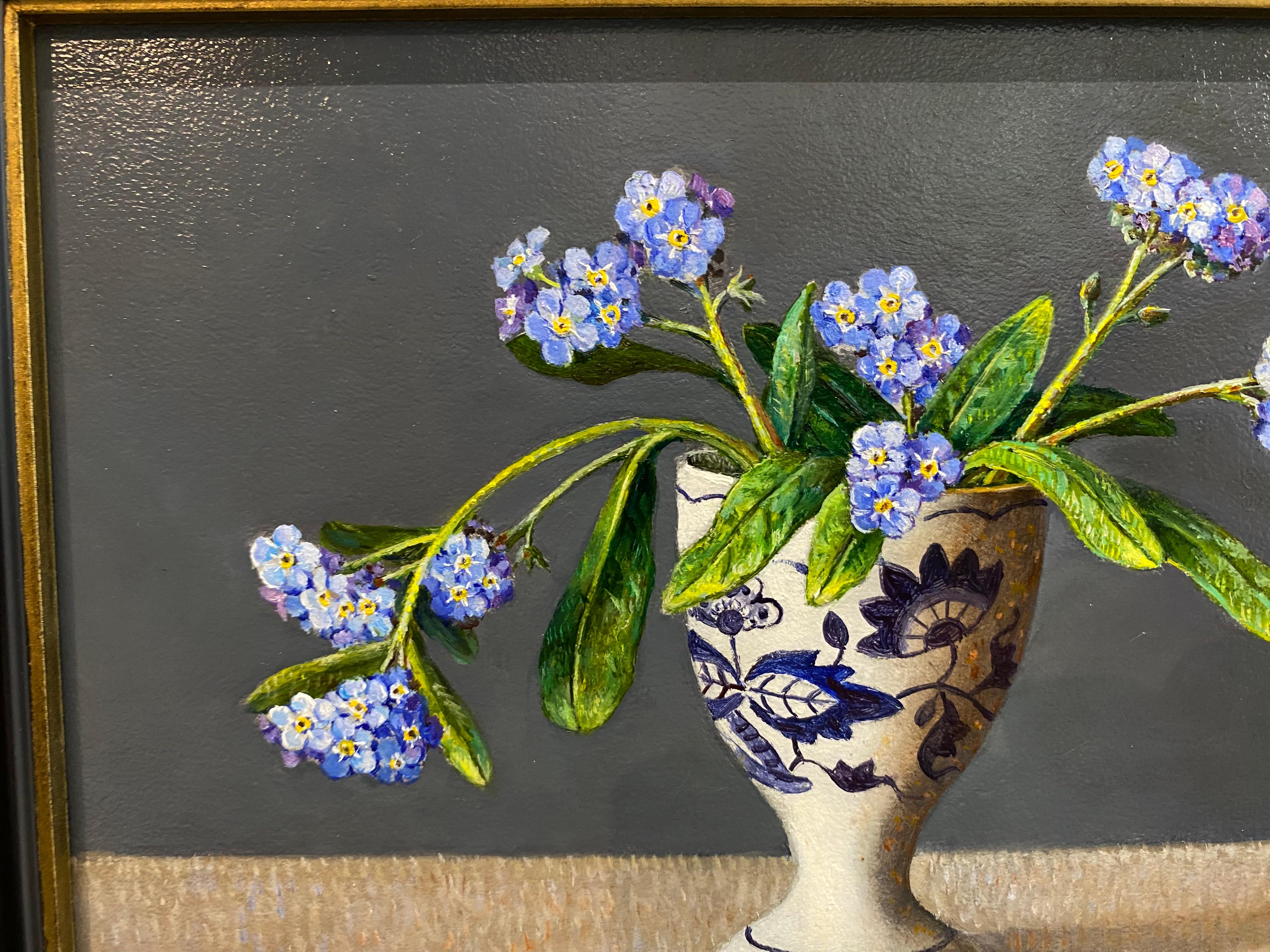 Ingrid Smuling 
Vergissmeinnicht im Eierbecher
15 x 20 cm olieverf Gerahmte Größe! 25 x 30 cm (Rahmen wird mitgeliefert) 
Öl auf Holzplatte

Ingrid Smuling, die Grande Dame der Stilllebenmalerei, arbeitet auch im Alter von fast 80 Jahren noch jeden