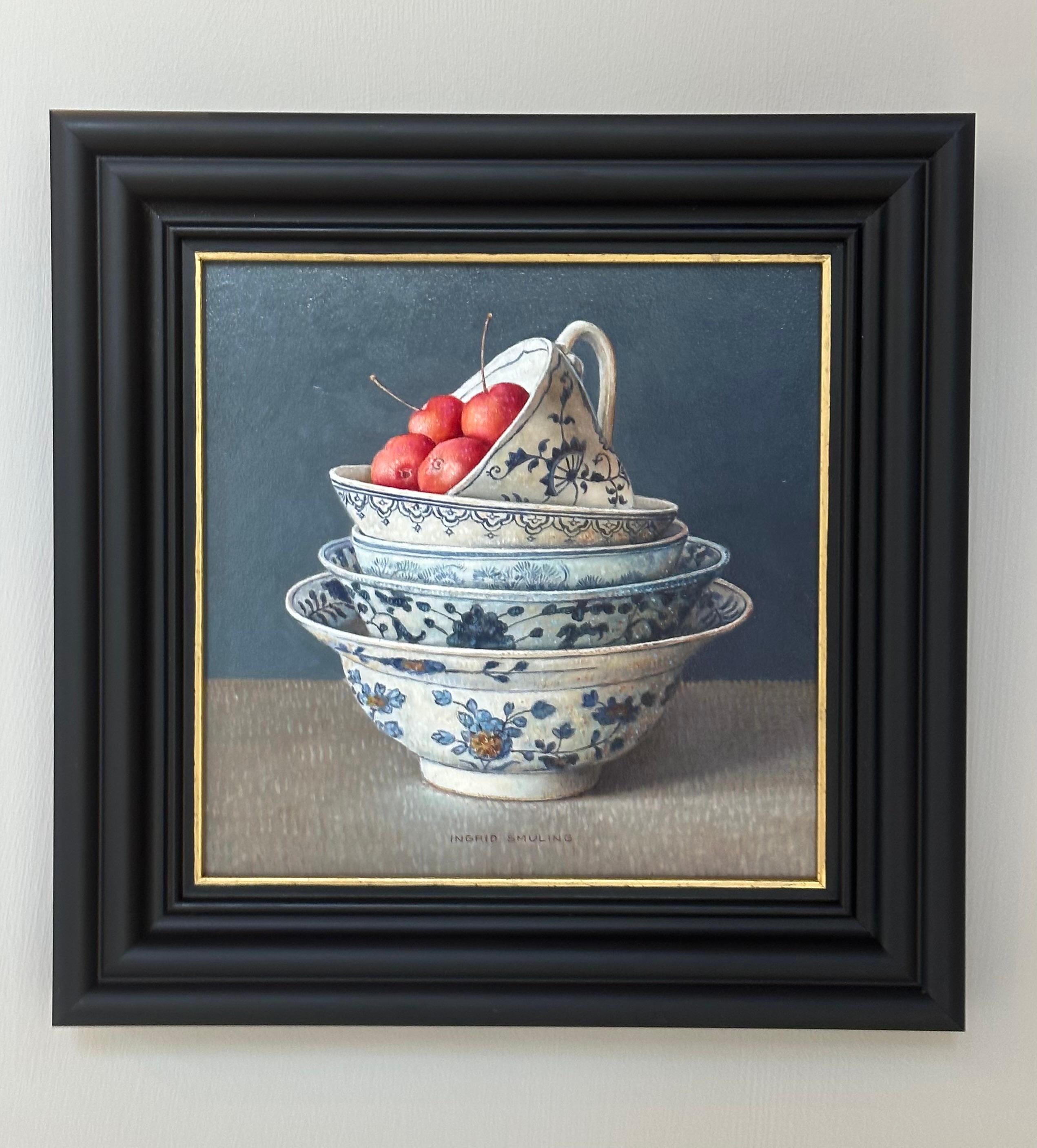 Mucchio di mele rosse - Pittura Still-life del 21° secolo, tazze, piatti e frutta - Painting Contemporaneo di Ingrid Smuling