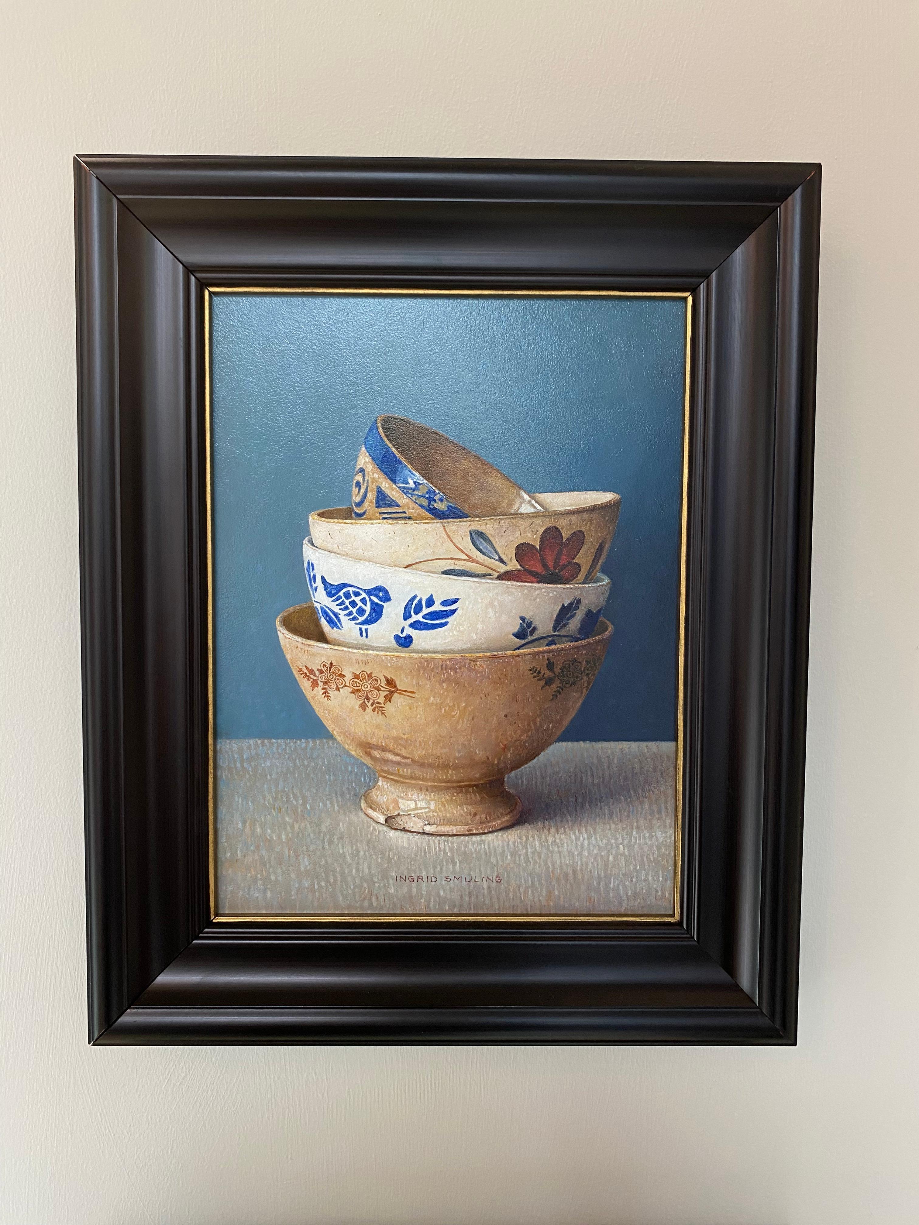 Stapel französischer Schalen - Niederländisches Stilleben aus dem 21. – Painting von Ingrid Smuling