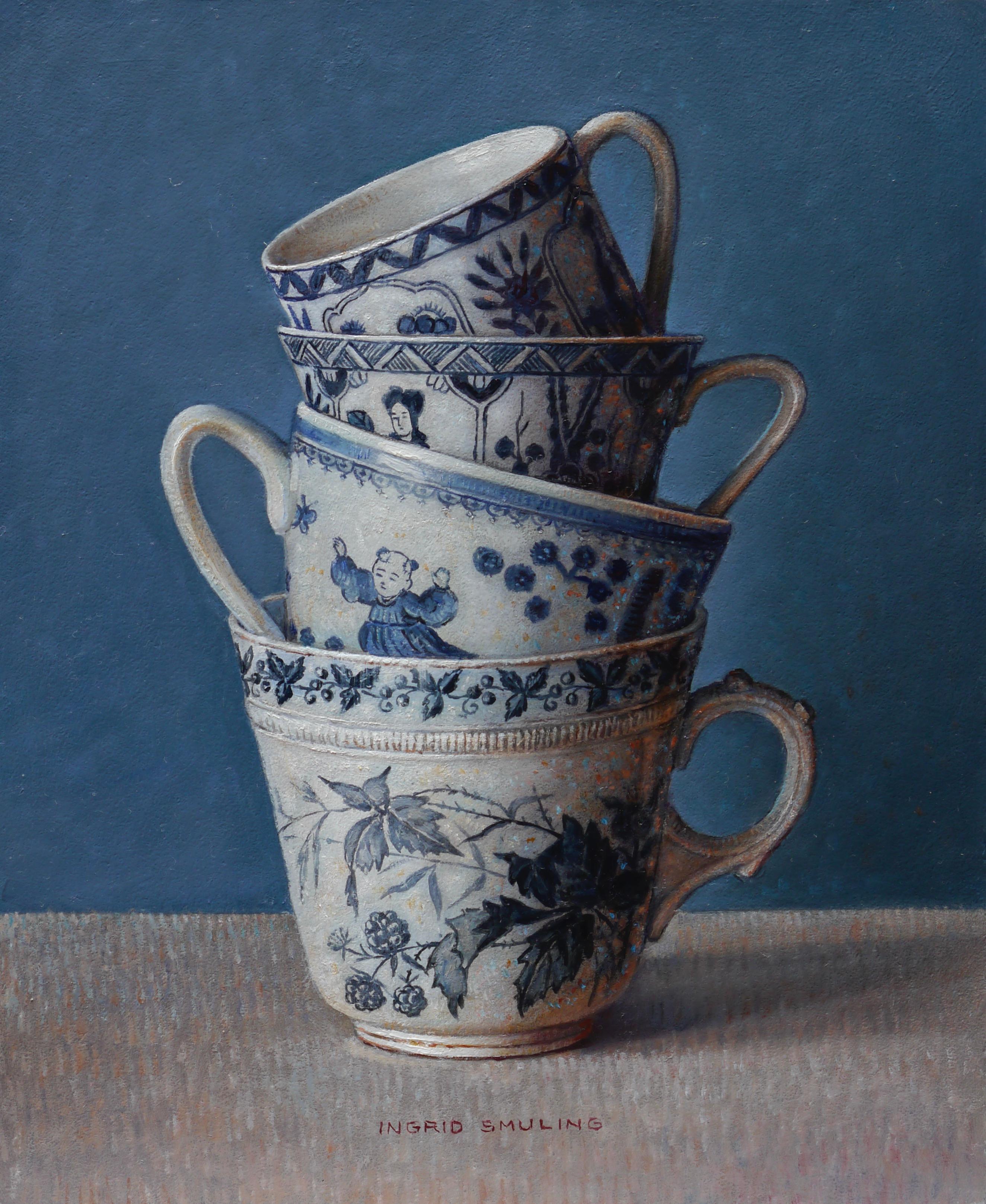 Ingrid Smuling Still-Life Painting – Stapeln mit Villeroy 
Boc-Tassen - Zeitgenössisches Stilleben aus dem 21.