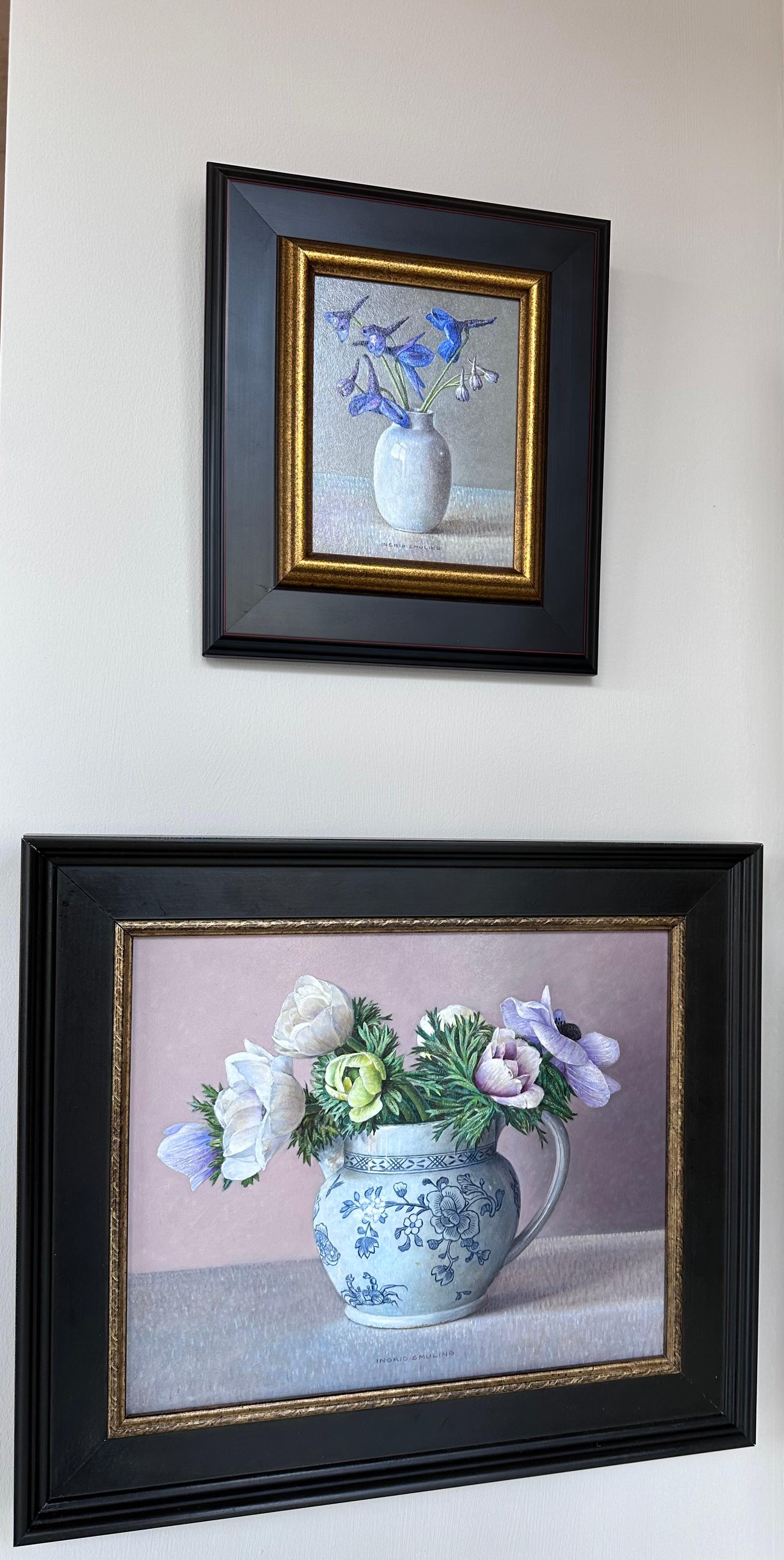 Ingrid Smuling 
Wedgewood Eturia with Anemones
25 x 30 cm olieverf, frame included in price. (Size with frame 34 x 39 cm)

Ingrid Smuling, the Grand Lady of Still life painting is still working every day at the age of almost 80 years.
Her small
